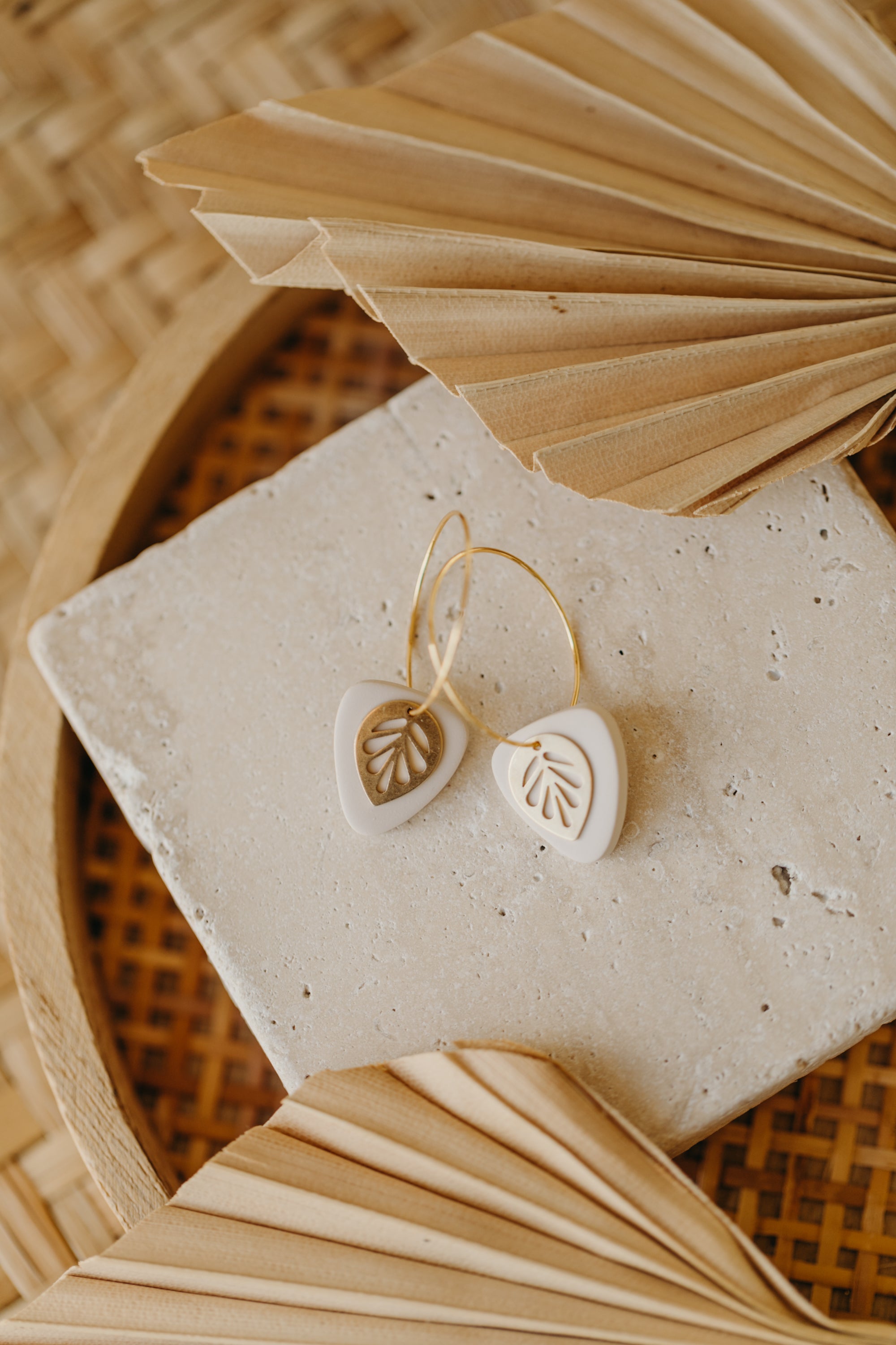 ADEA - Creolen mit hellem dreieckigem Plättchen aus Polymer Ton und Messing Blatt