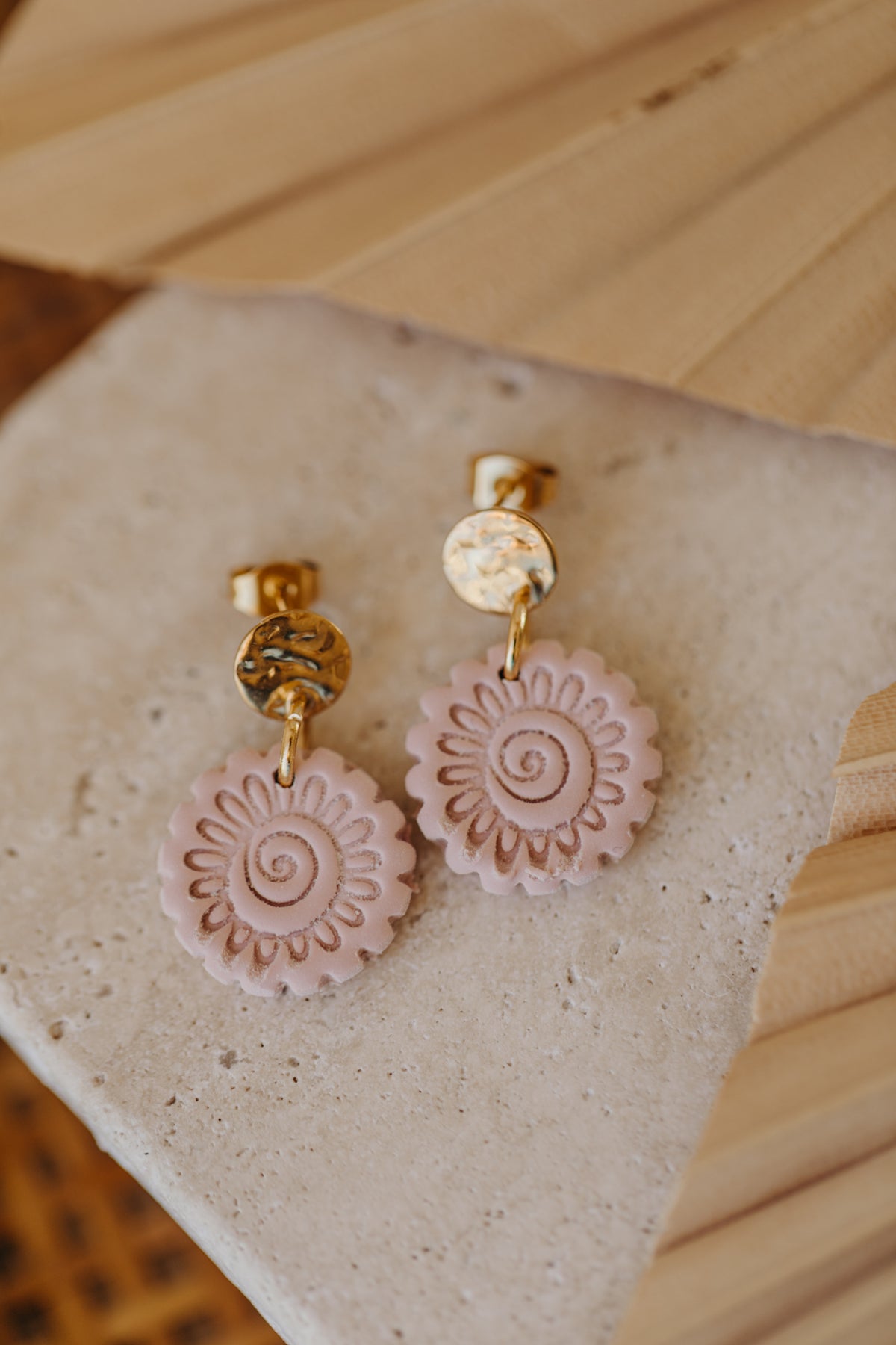 AINO - Boho Ohrringe mit Muster in Rosa