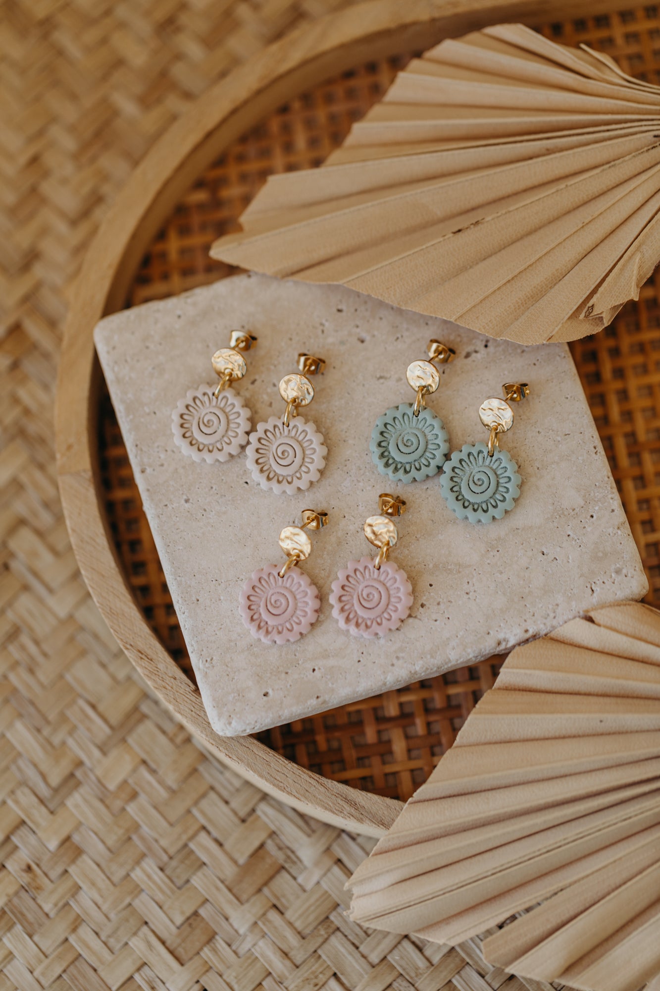AINO - Boho Ohrringe mit Muster in Rosa