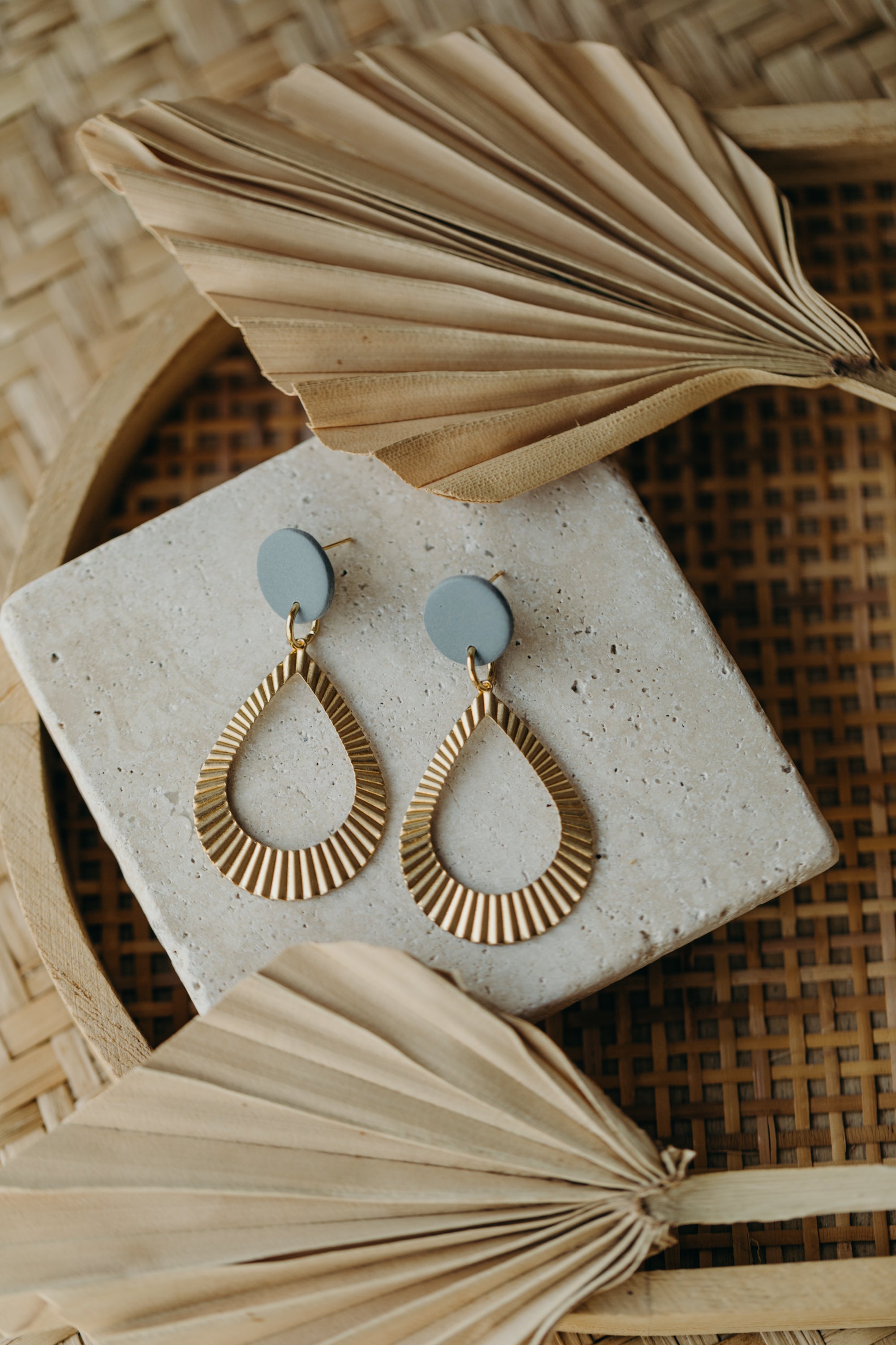 ALMA - Polymer Ton Ohrring in Rauchblau