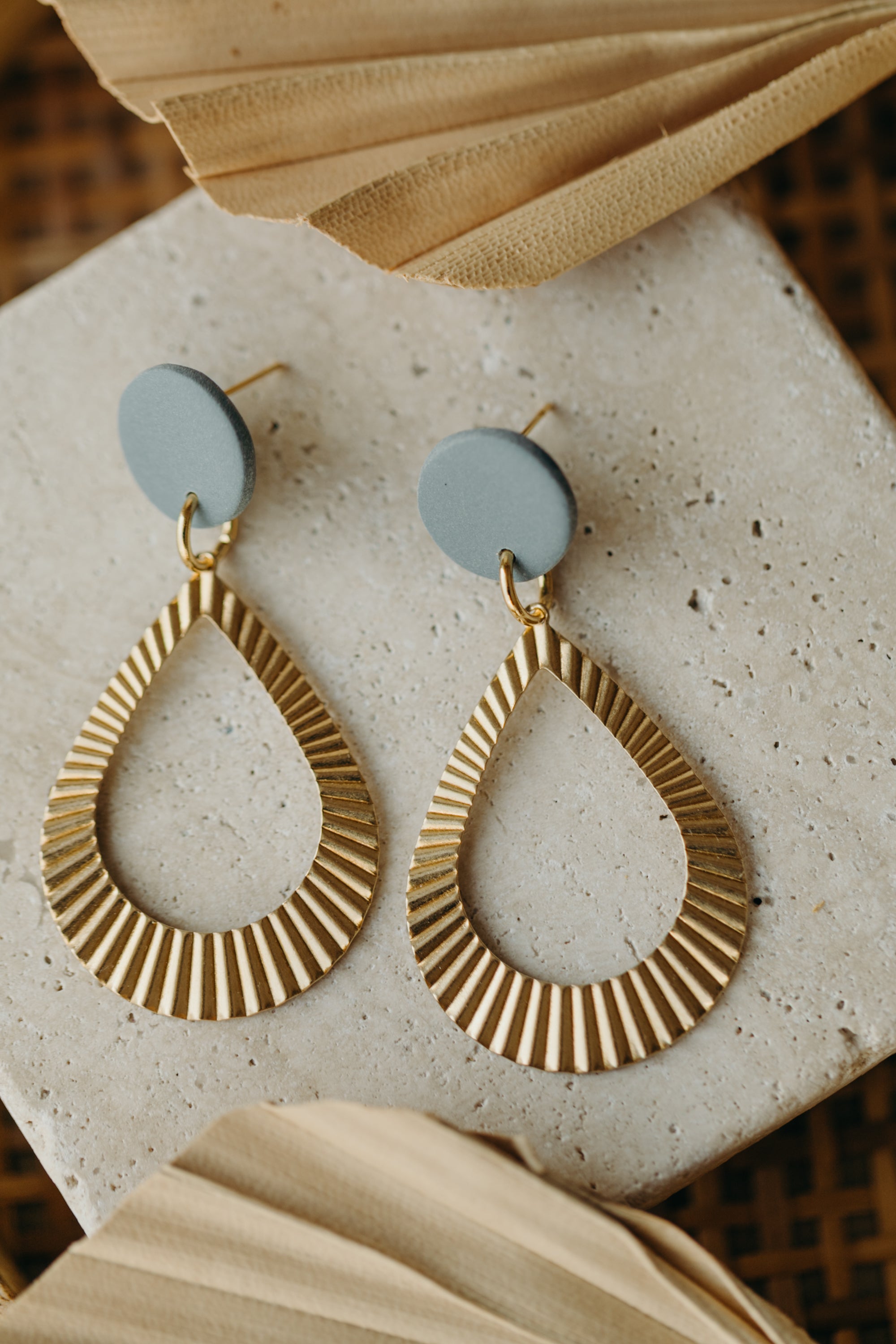 ALMA - Polymer Ton Ohrring in Rauchblau