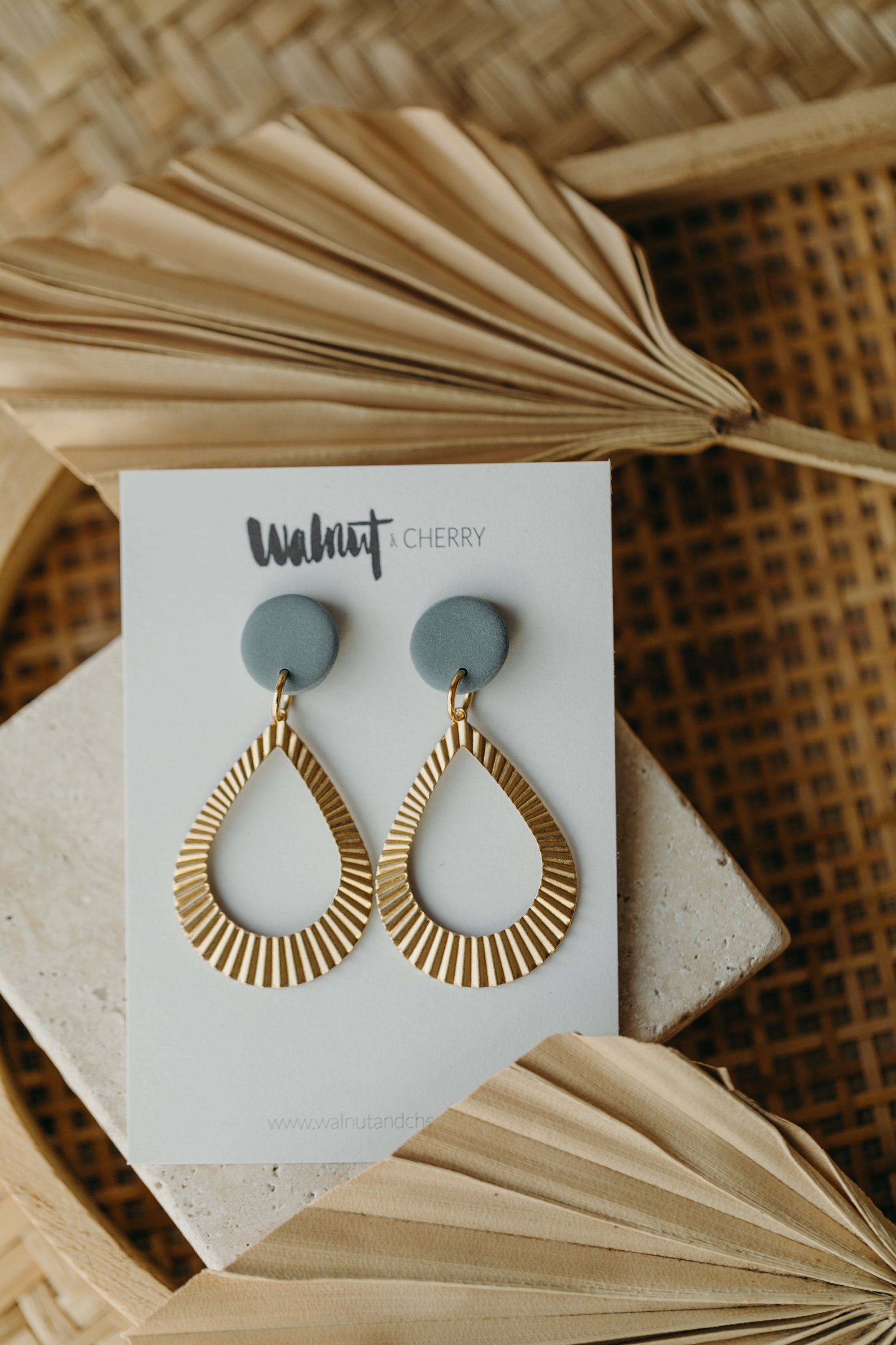 ALMA - Polymer Ton Ohrring in Rauchblau