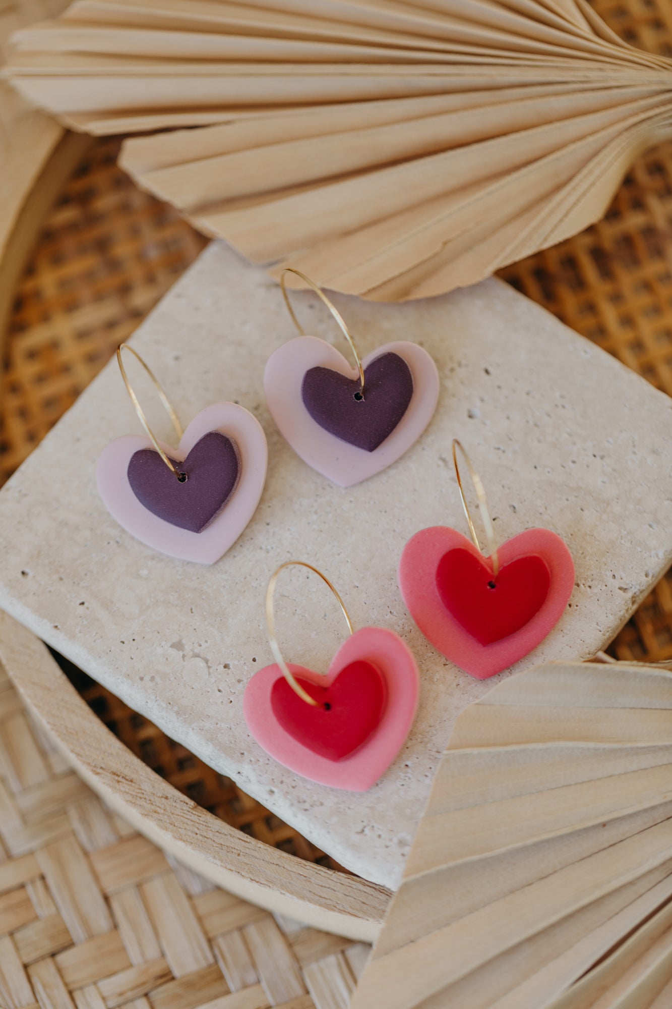 AMARA - two-tone polymer clay hoop earrings in heart shape (pink-aubergine)