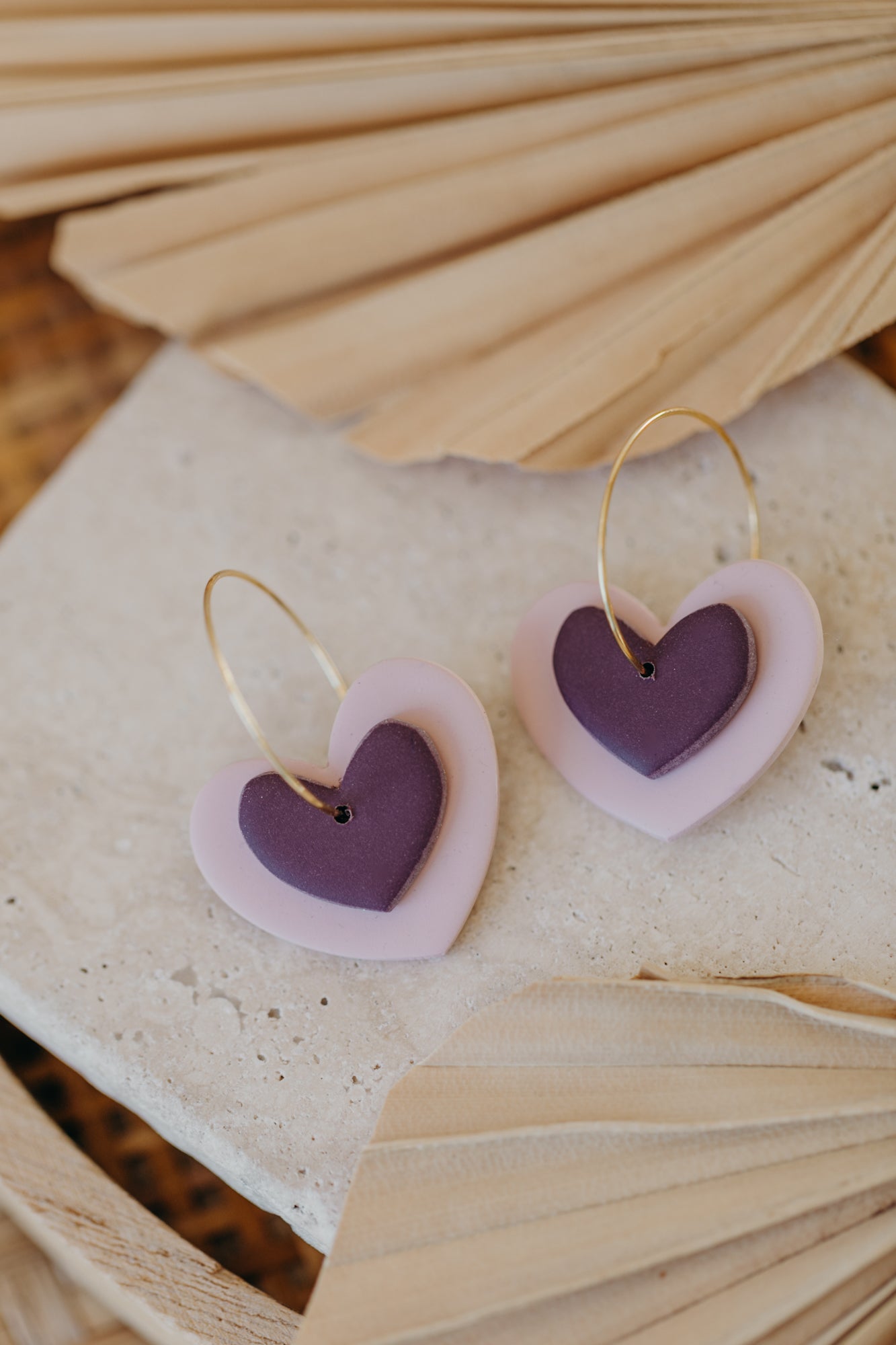 AMARA - two-tone polymer clay hoop earrings in heart shape (pink-aubergine)