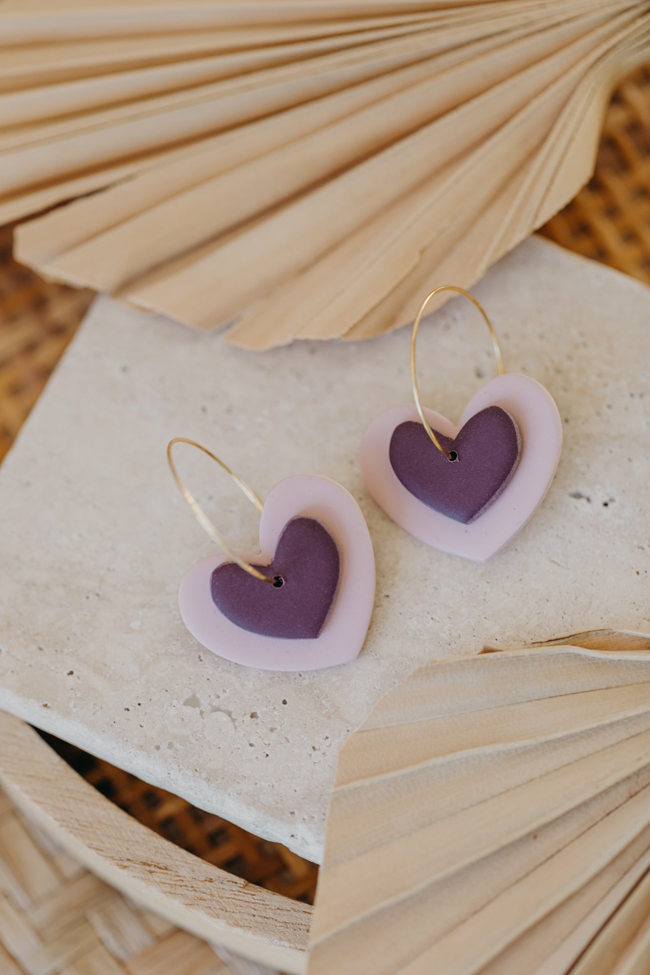 AMARA - two-tone polymer clay hoop earrings in heart shape (pink-aubergine)