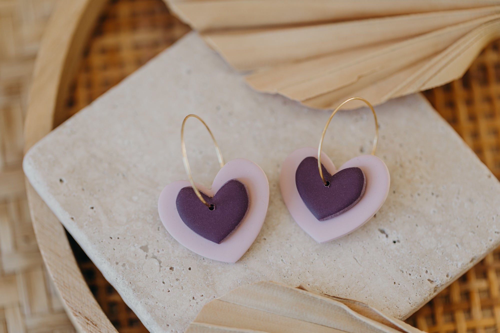 AMARA - two-tone polymer clay hoop earrings in heart shape (pink-aubergine)