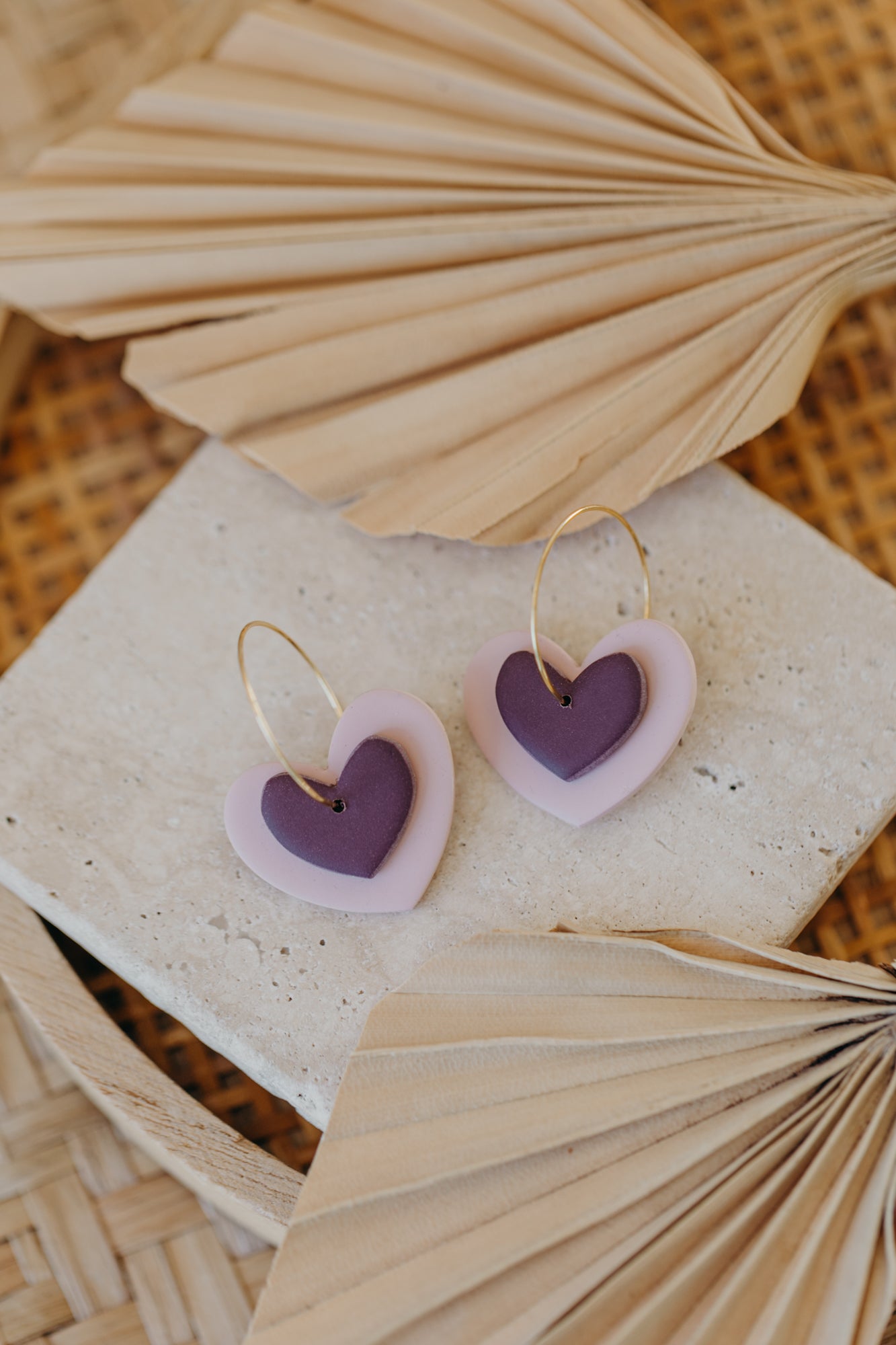 AMARA - two-tone polymer clay hoop earrings in heart shape (pink-aubergine)