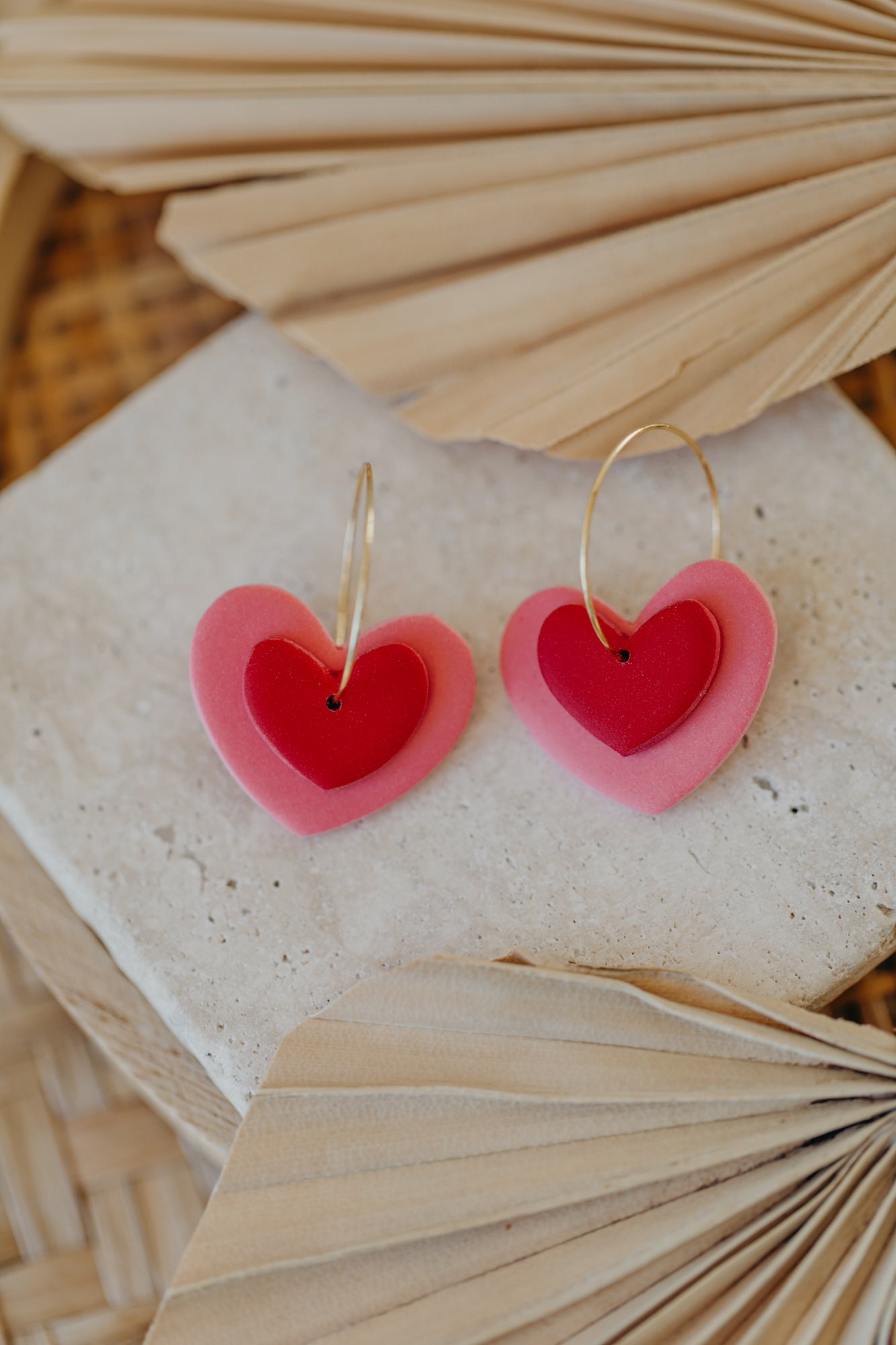 AMARA - zweifarbige Polymer Ton Creolen in Herzform (pink-rot)