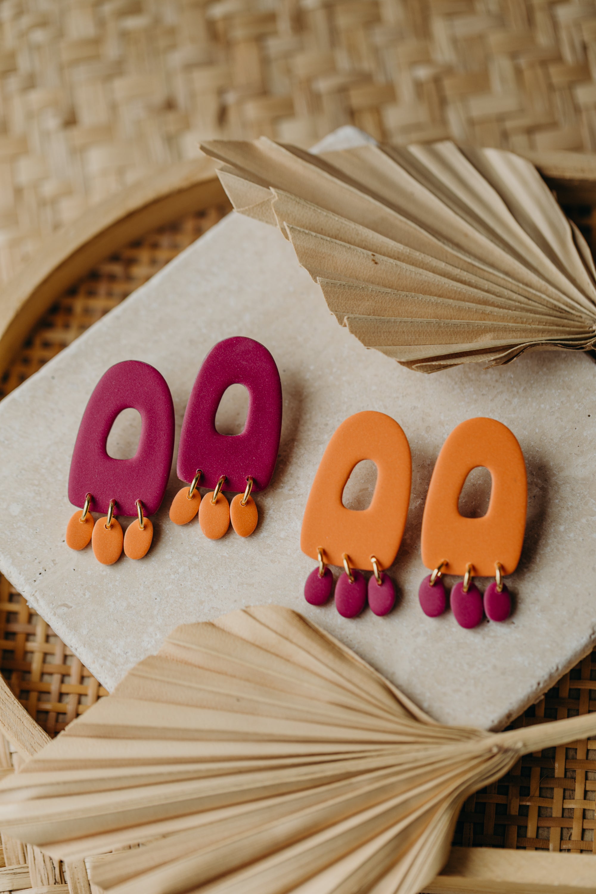 APRIL - zweifarbige bunte Polymer Ton Ohrringe in Himbeere und Orange