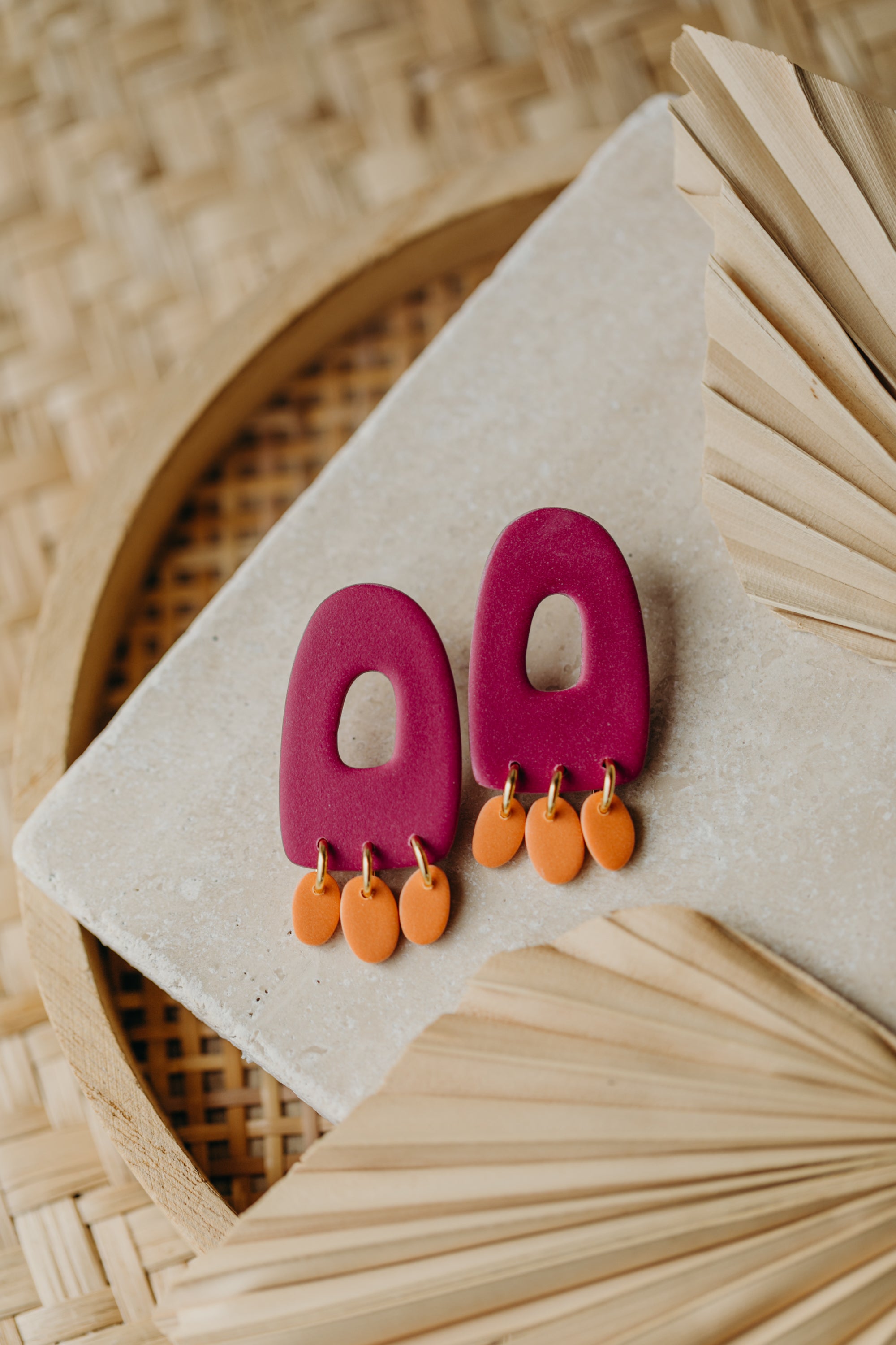 APRIL - zweifarbige bunte Polymer Ton Ohrringe in Himbeere und Orange