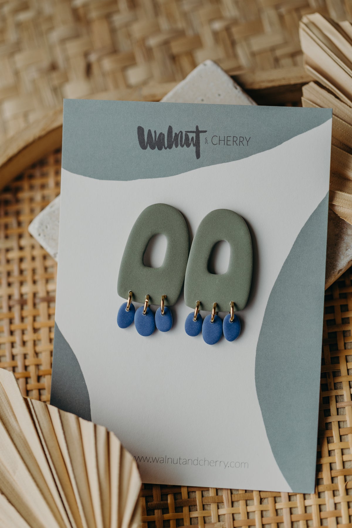 APRIL - zweifarbige bunte Polymer Ton Ohrringe in Eukalyptus Grün und Blau
