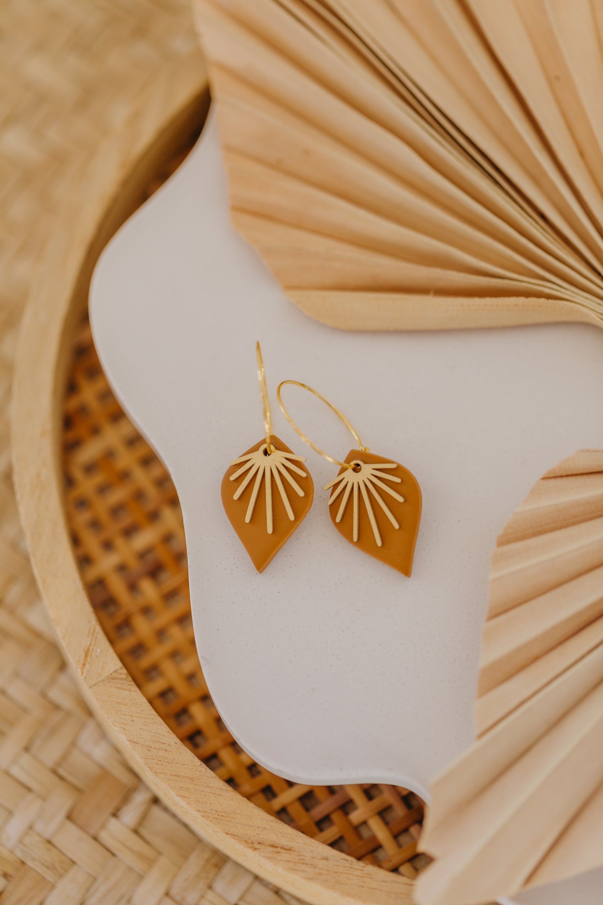 ARIA - Creolen mit cognac farbenen Tropfen aus Polymer Ton und Fächer aus Messing