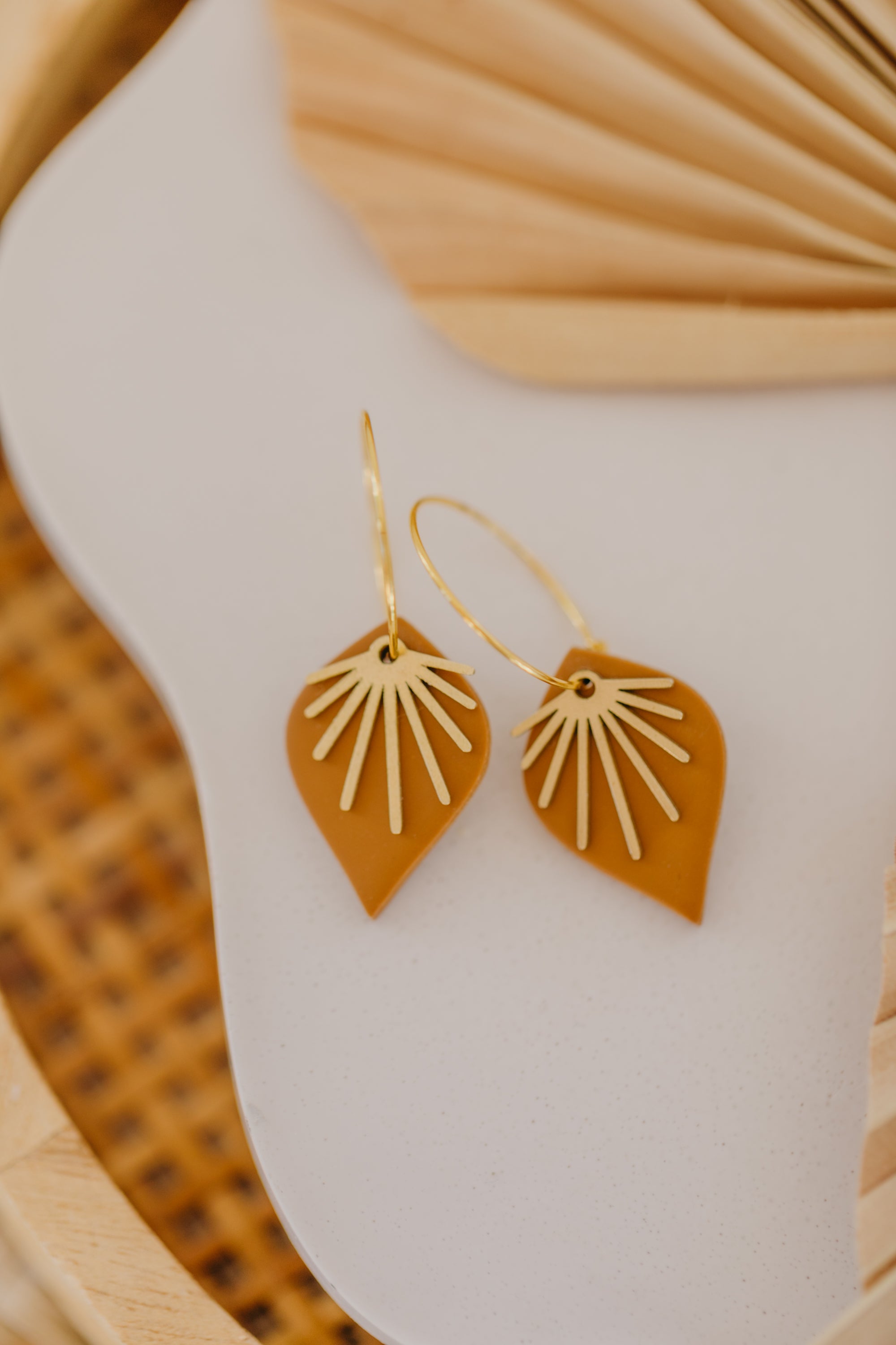 ARIA - Creolen mit cognac farbenen Tropfen aus Polymer Ton und Fächer aus Messing