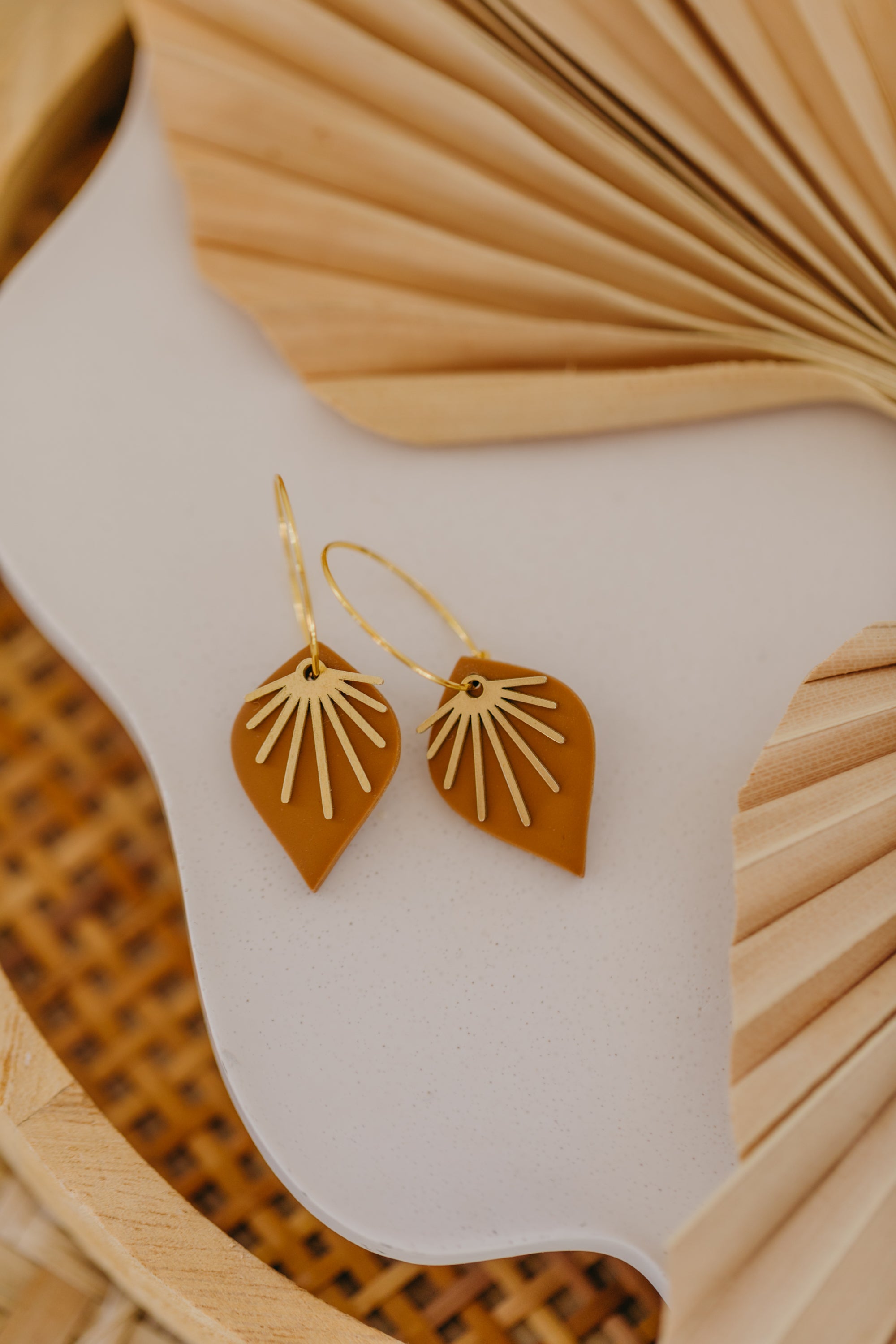 ARIA - Creolen mit cognac farbenen Tropfen aus Polymer Ton und Fächer aus Messing