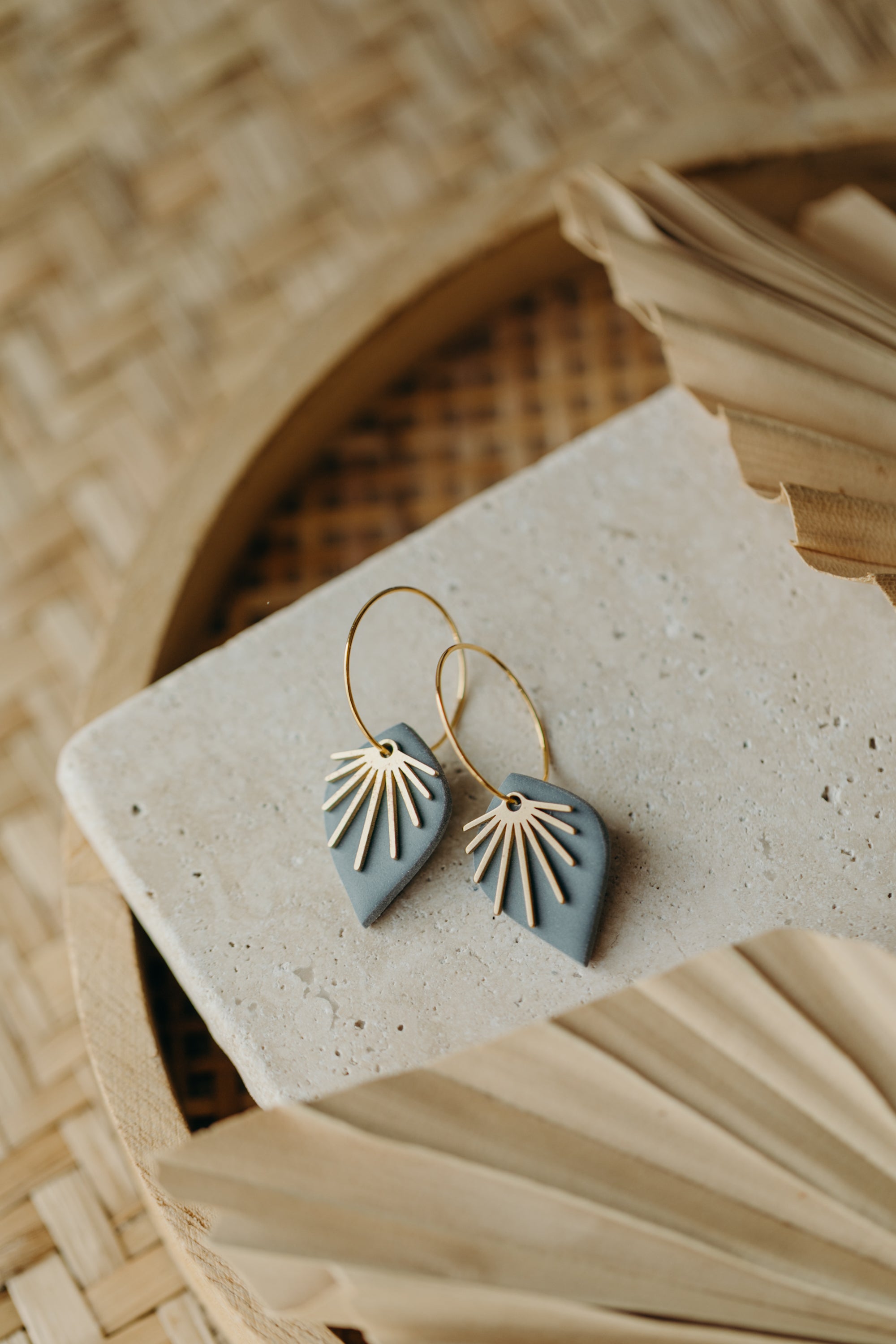 ARIA - Creolen mit rauchblauem Tropfen aus Polymer Ton und Fächer aus Messing