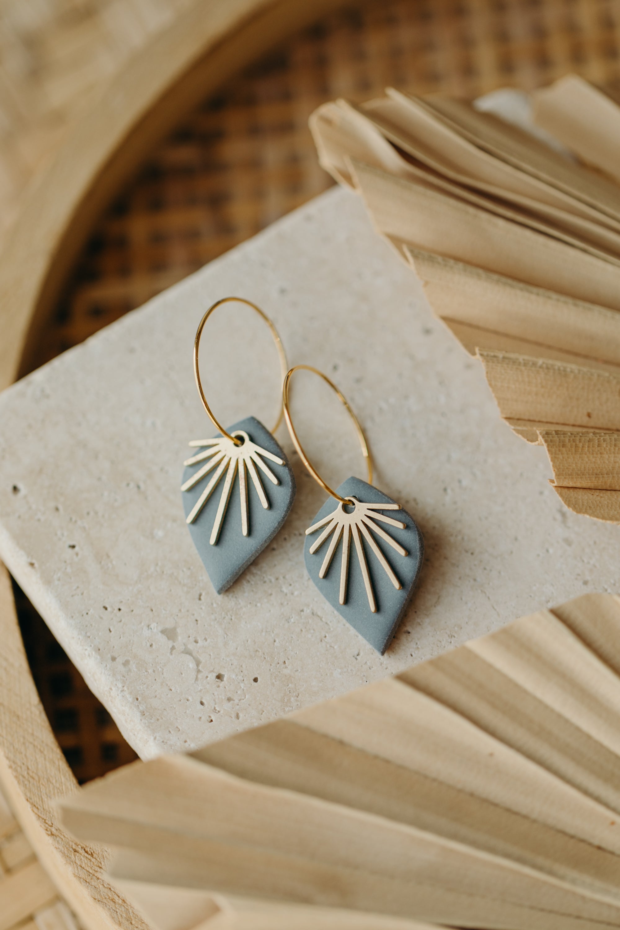 ARIA - Creolen mit rauchblauem Tropfen aus Polymer Ton und Fächer aus Messing