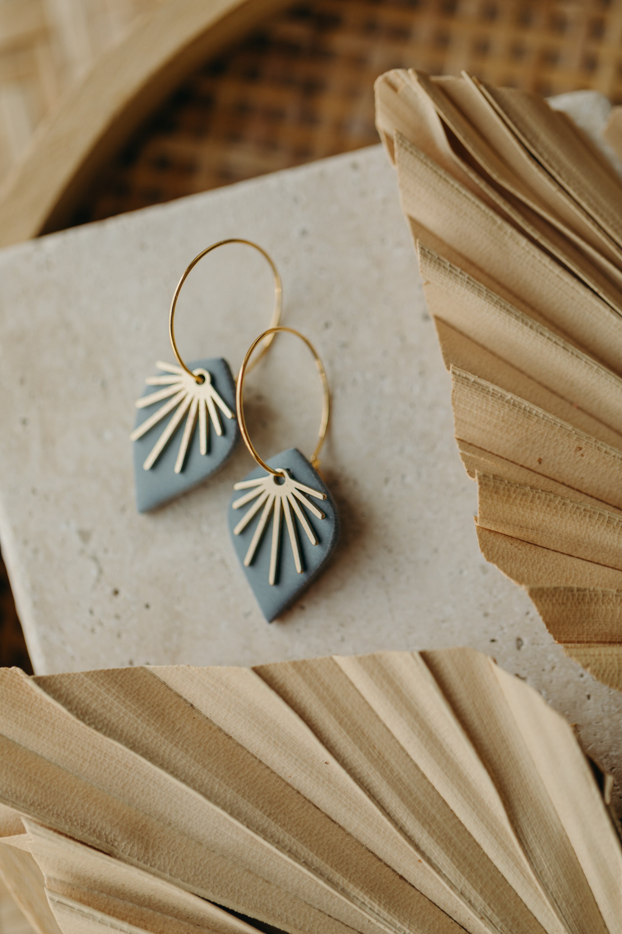 ARIA - Creolen mit rauchblauem Tropfen aus Polymer Ton und Fächer aus Messing