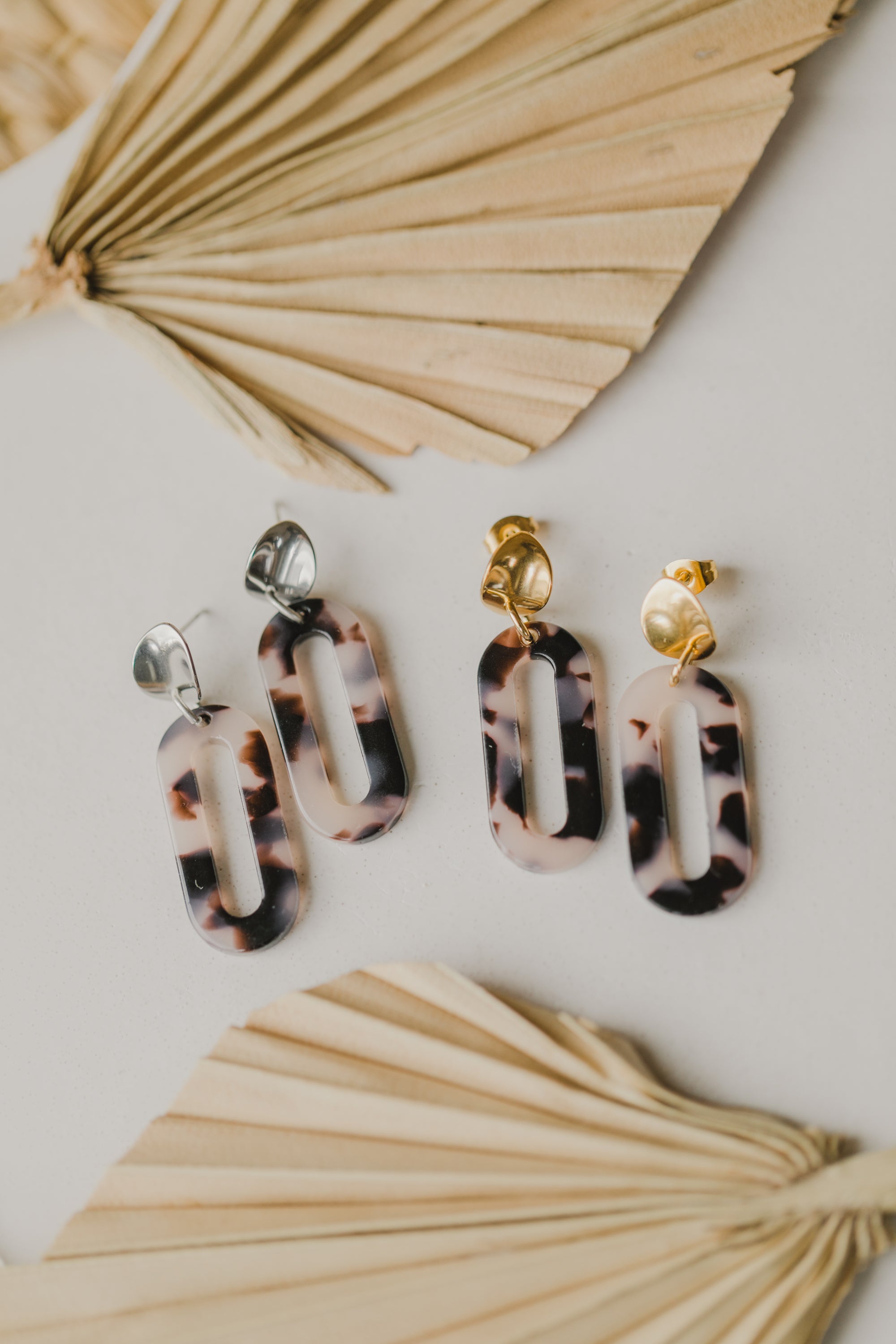 silberne Ohrringe mit Acryl in Beige und Brauntönen