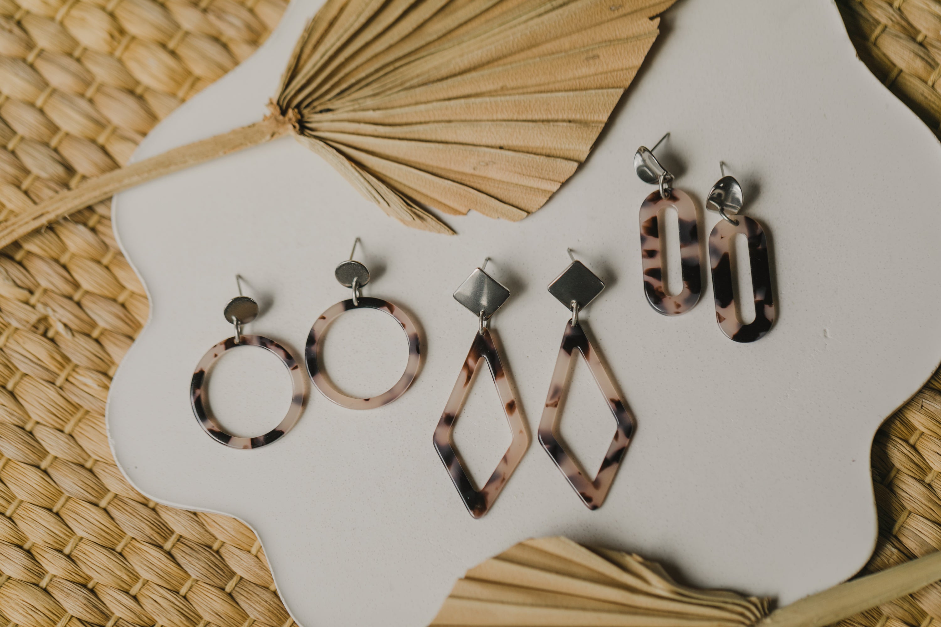 silberne Ohrringe mit Acryl in Beige und Brauntönen