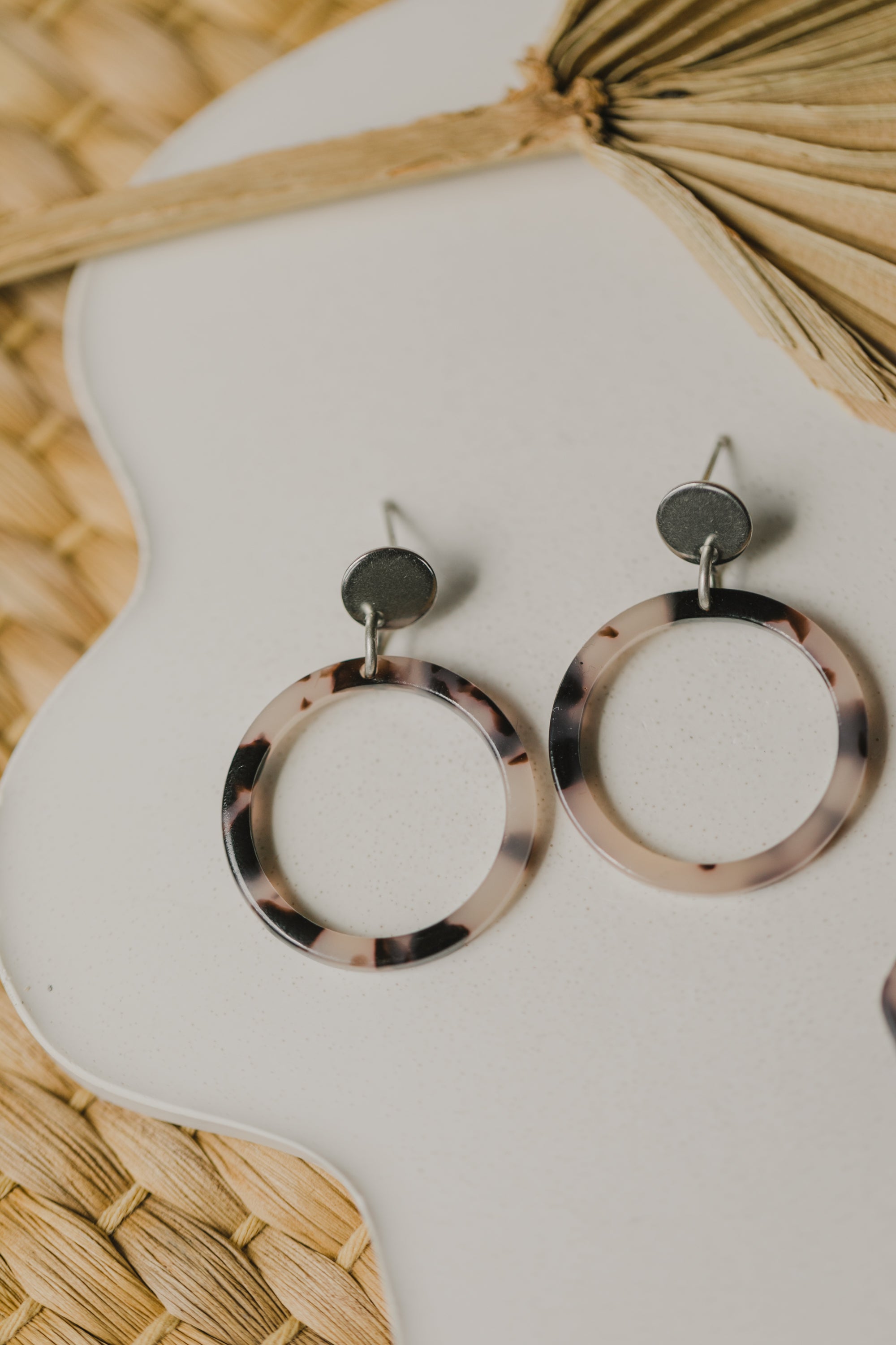 silberne Ohrringe mit Acryl in Beige und Brauntönen