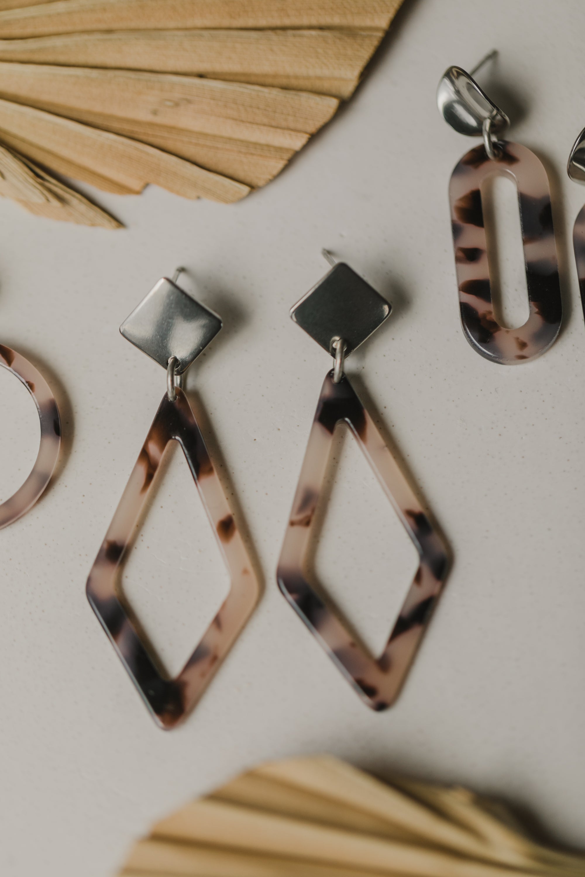 silberne Ohrringe mit Acryl in Beige und Brauntönen