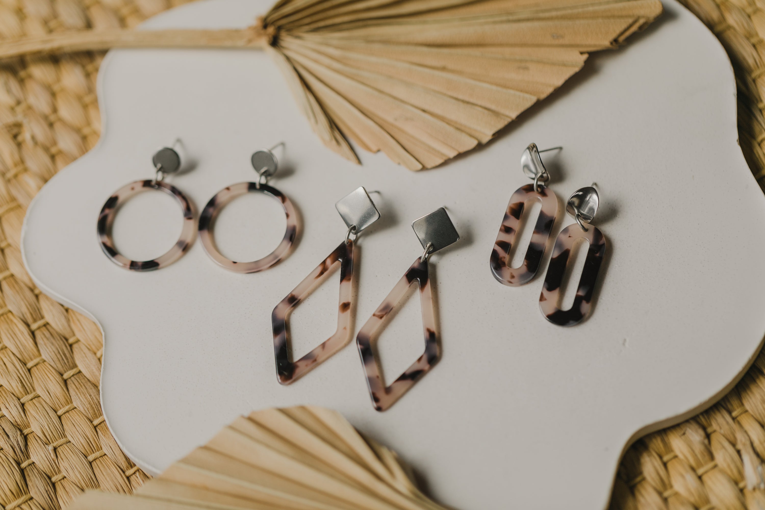 silberne Ohrringe mit Acryl in Beige und Brauntönen