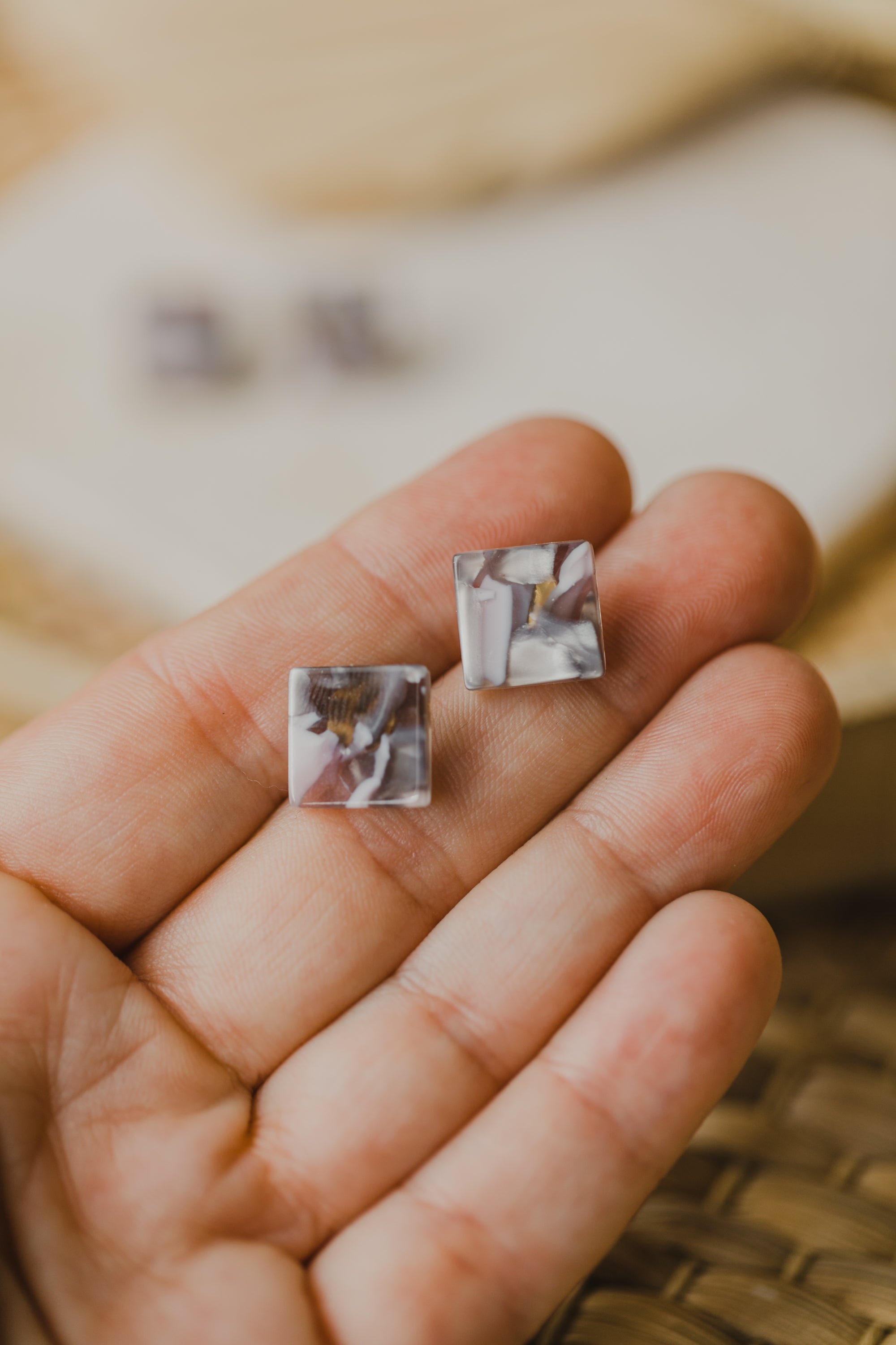 TAMY - kleine rechteckige rosa graue Ohrringe
