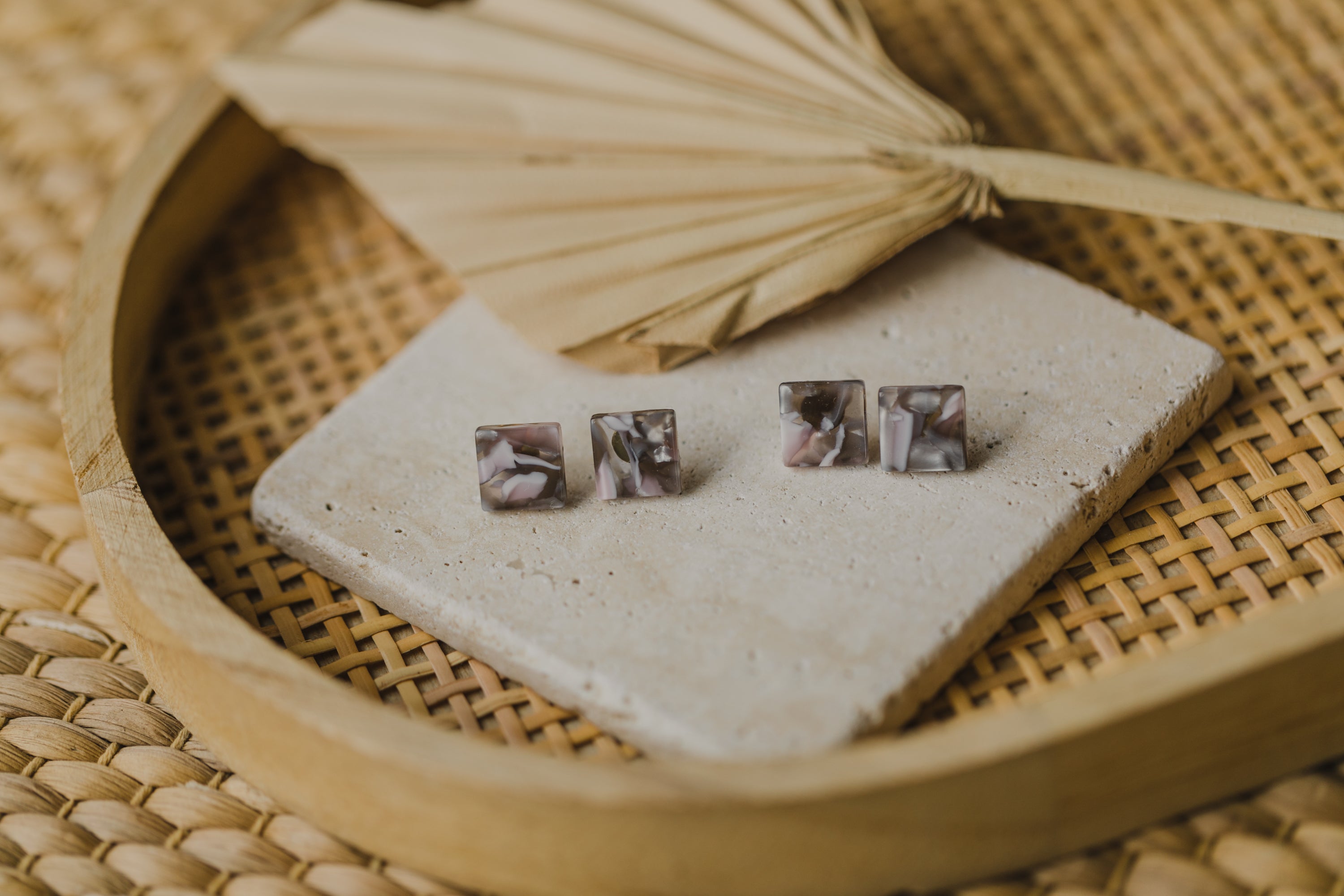 TAMY - kleine rechteckige rosa graue Ohrringe