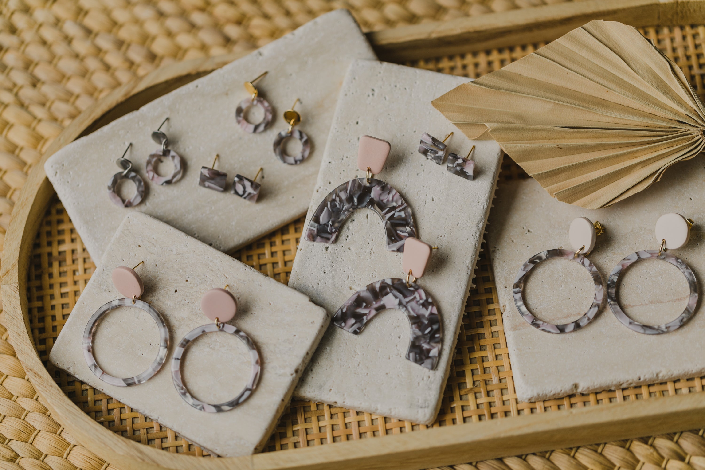 kleine runde rosa graue Kreis Ohrringe