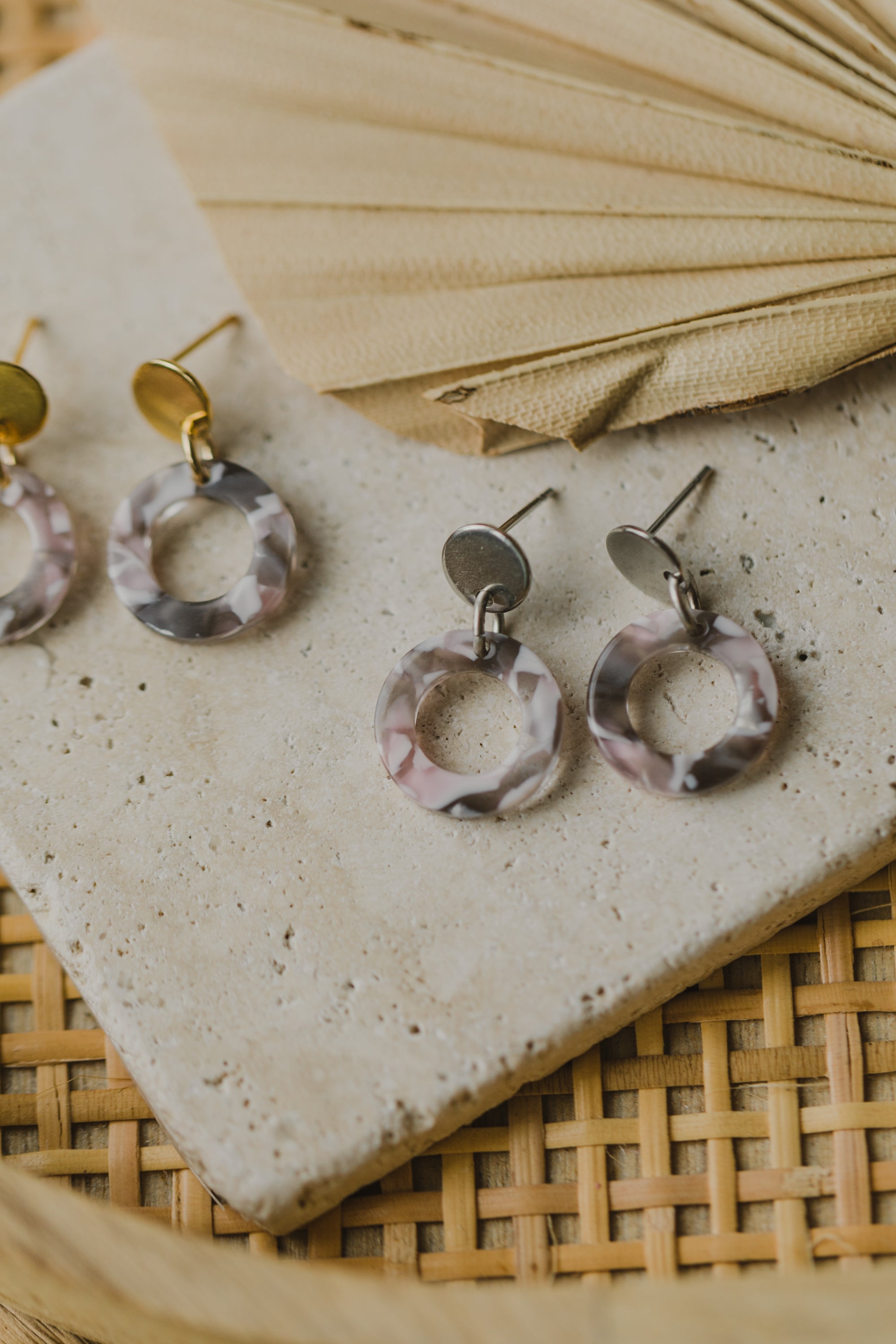 kleine runde rosa graue Kreis Ohrringe