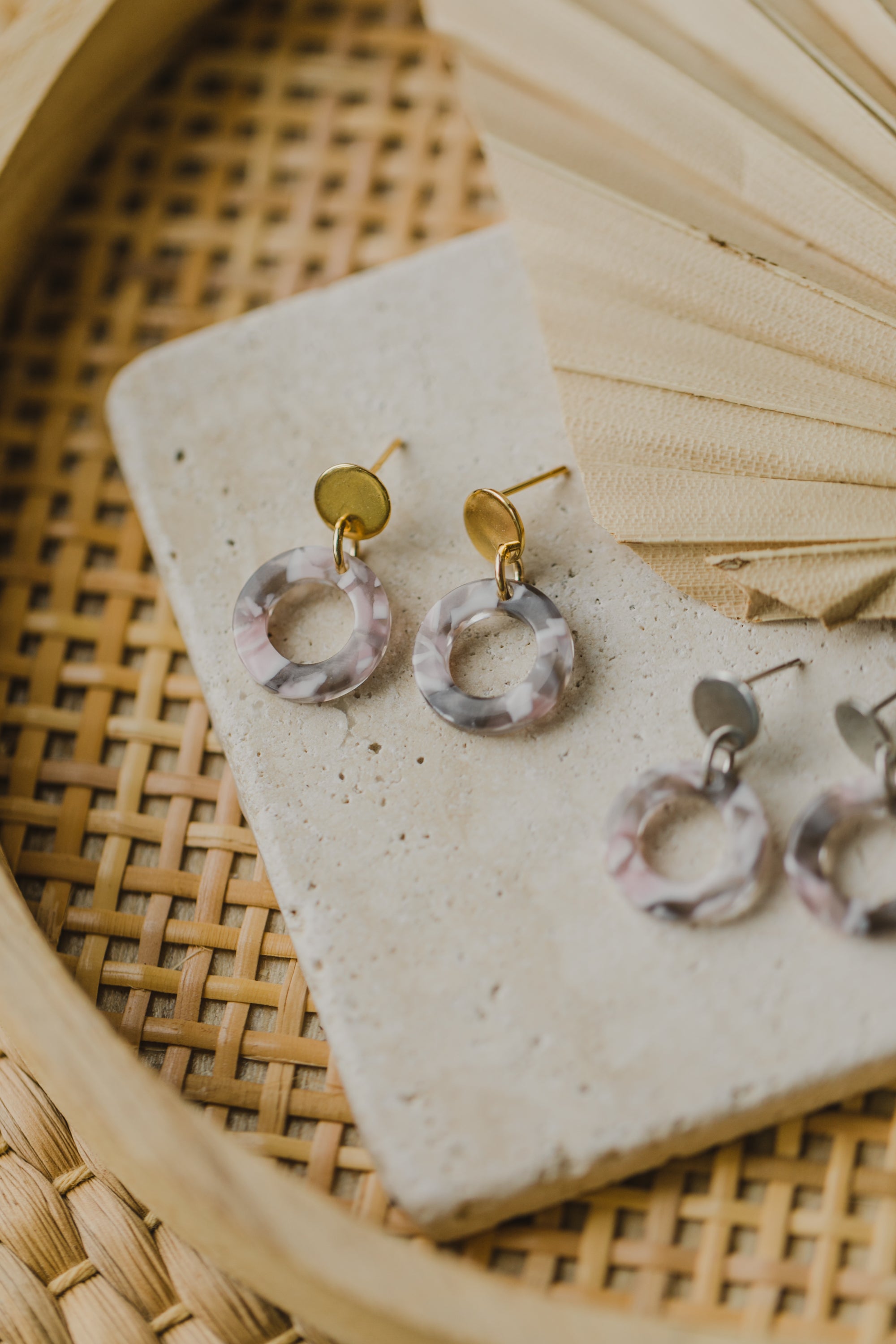 kleine runde rosa graue Kreis Ohrringe