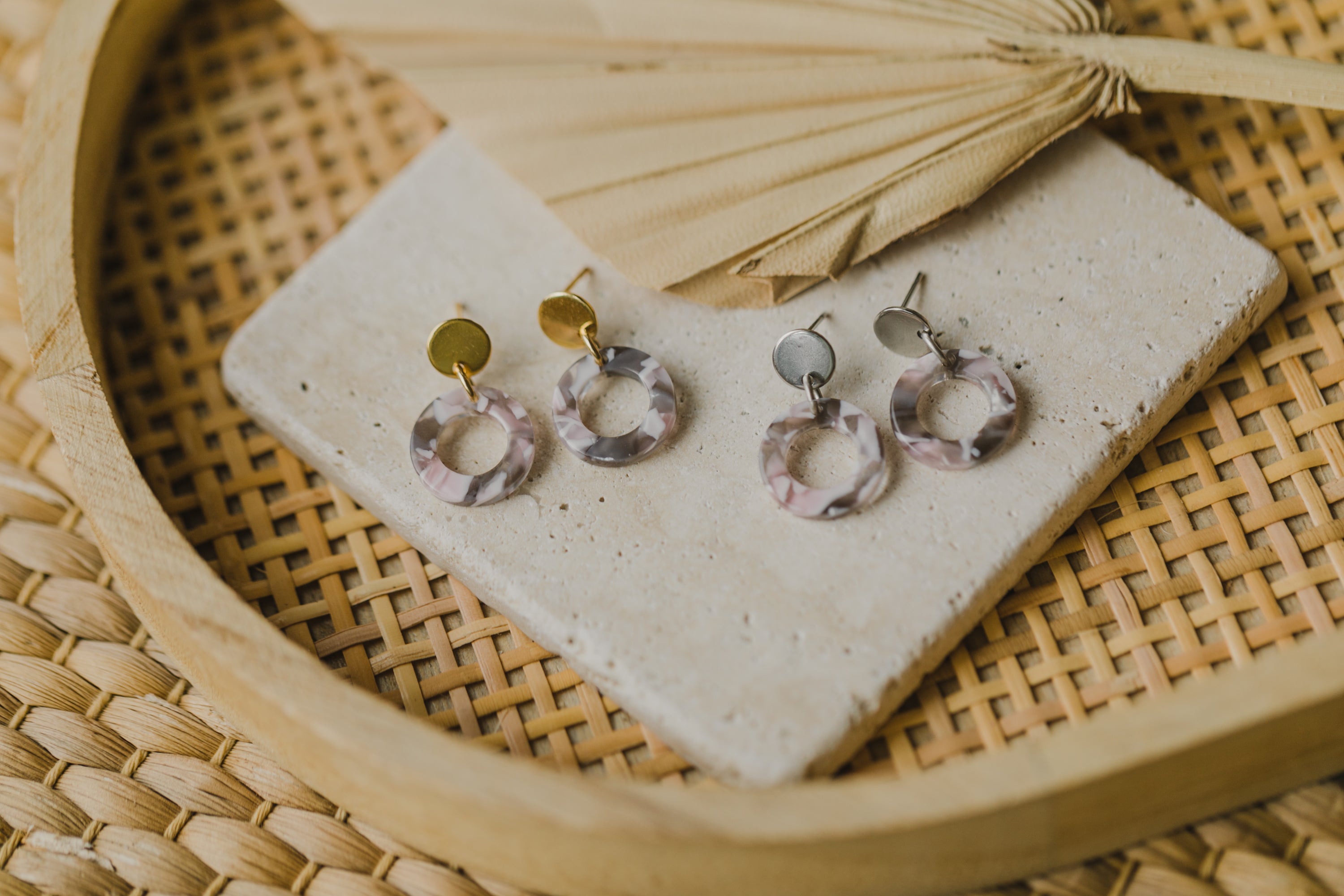 kleine runde rosa graue Kreis Ohrringe