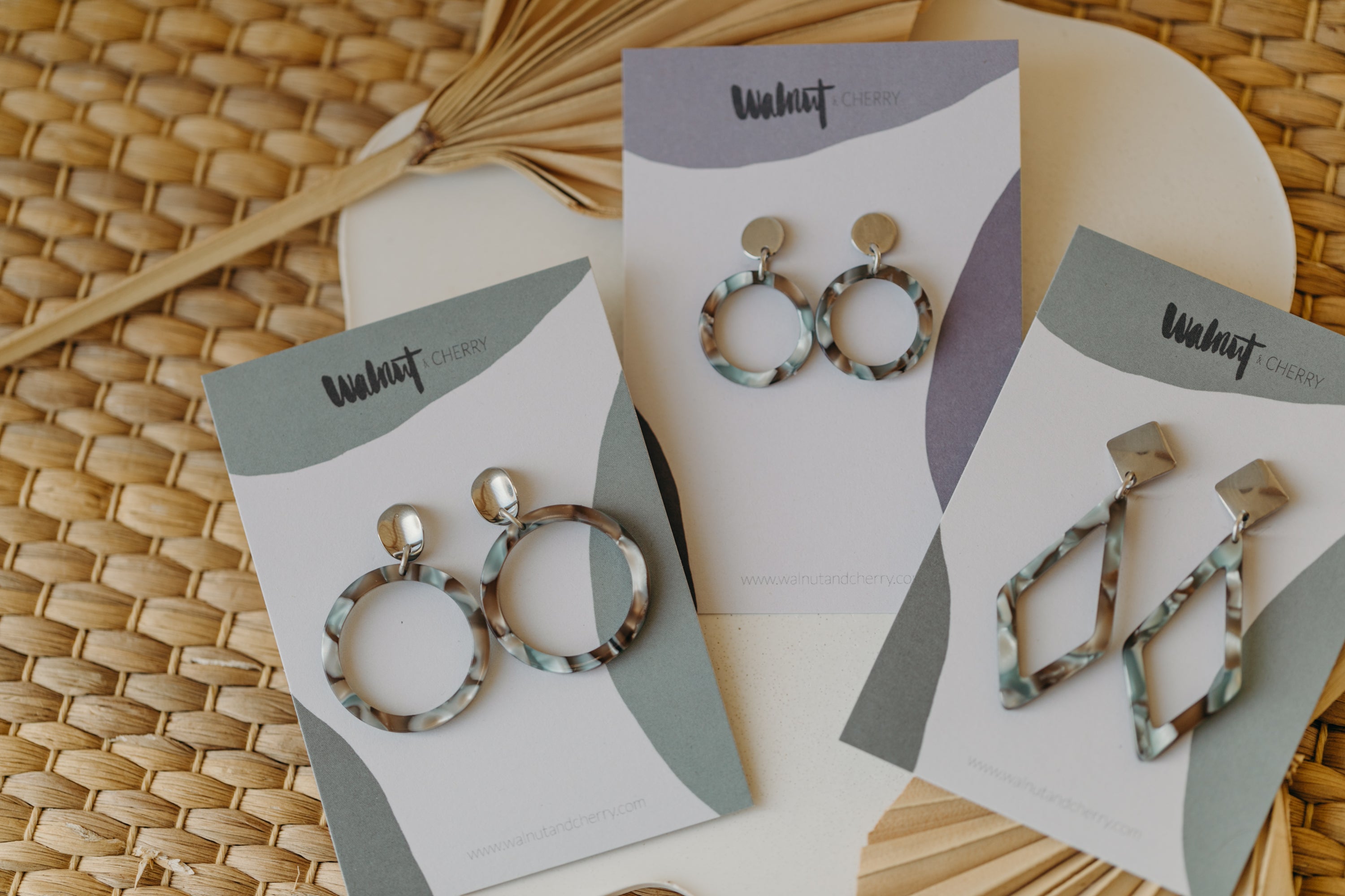 silberne Ohrringe mit Acryl in weiß, petrol und braun