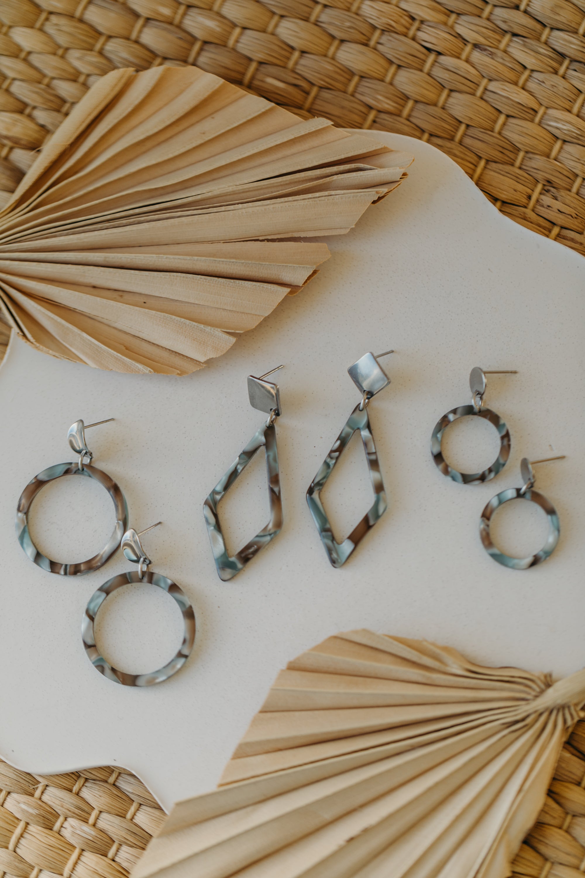 silberne Ohrringe mit Acryl in weiß, petrol und braun