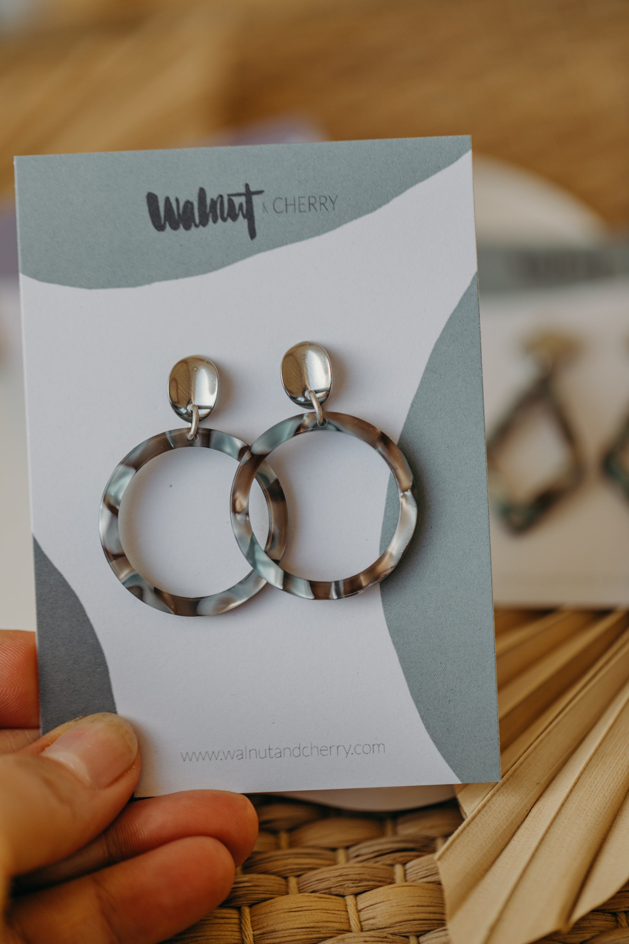 silberne Ohrringe mit Acryl in weiß, petrol und braun