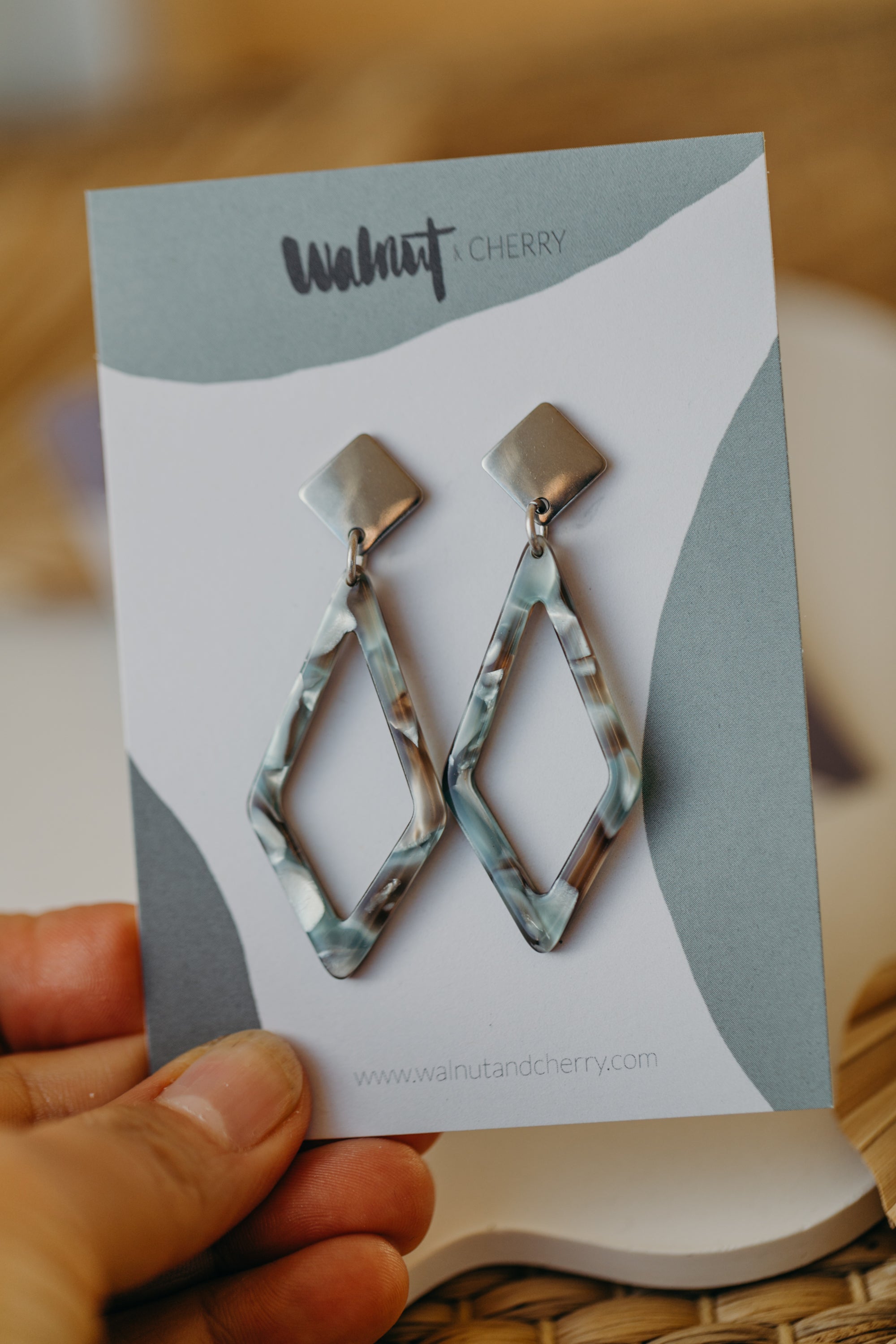 silberne Ohrringe mit Acryl in weiß, petrol und braun