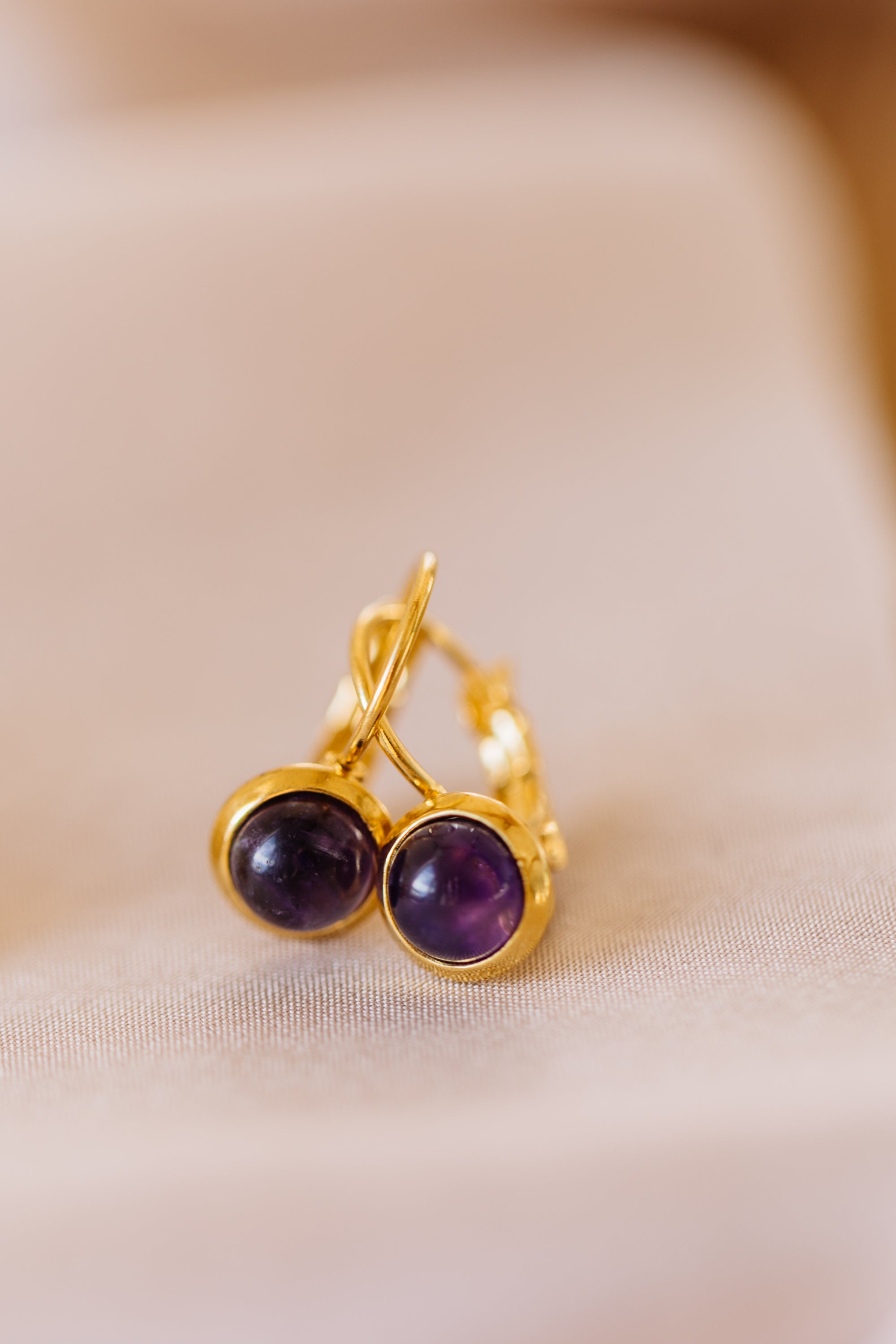 lila Amethyst Edelstein Ohrhänger (6 mm)