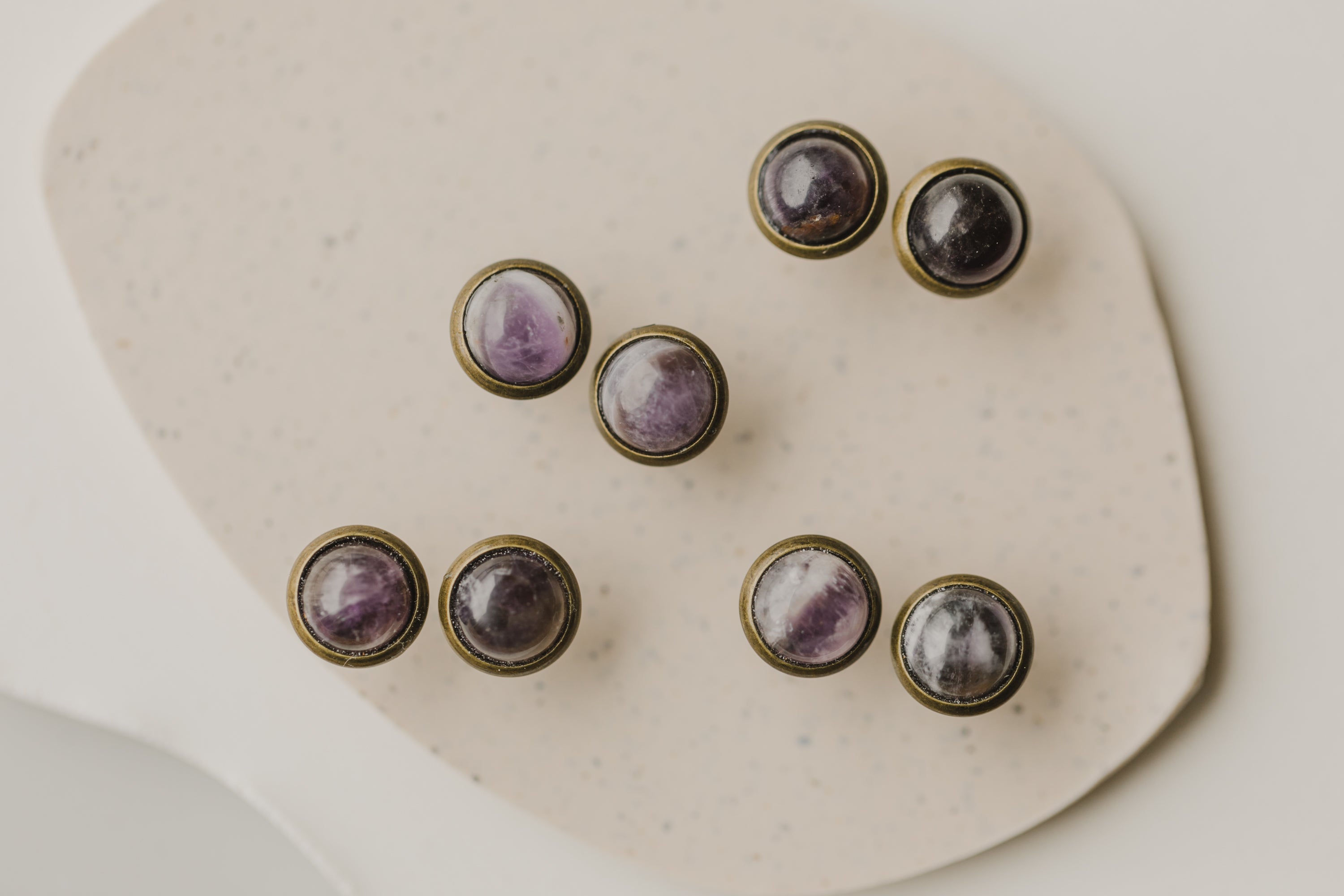 lila Amethyst Edelstein Ohrstecker Bronze (8 mm)