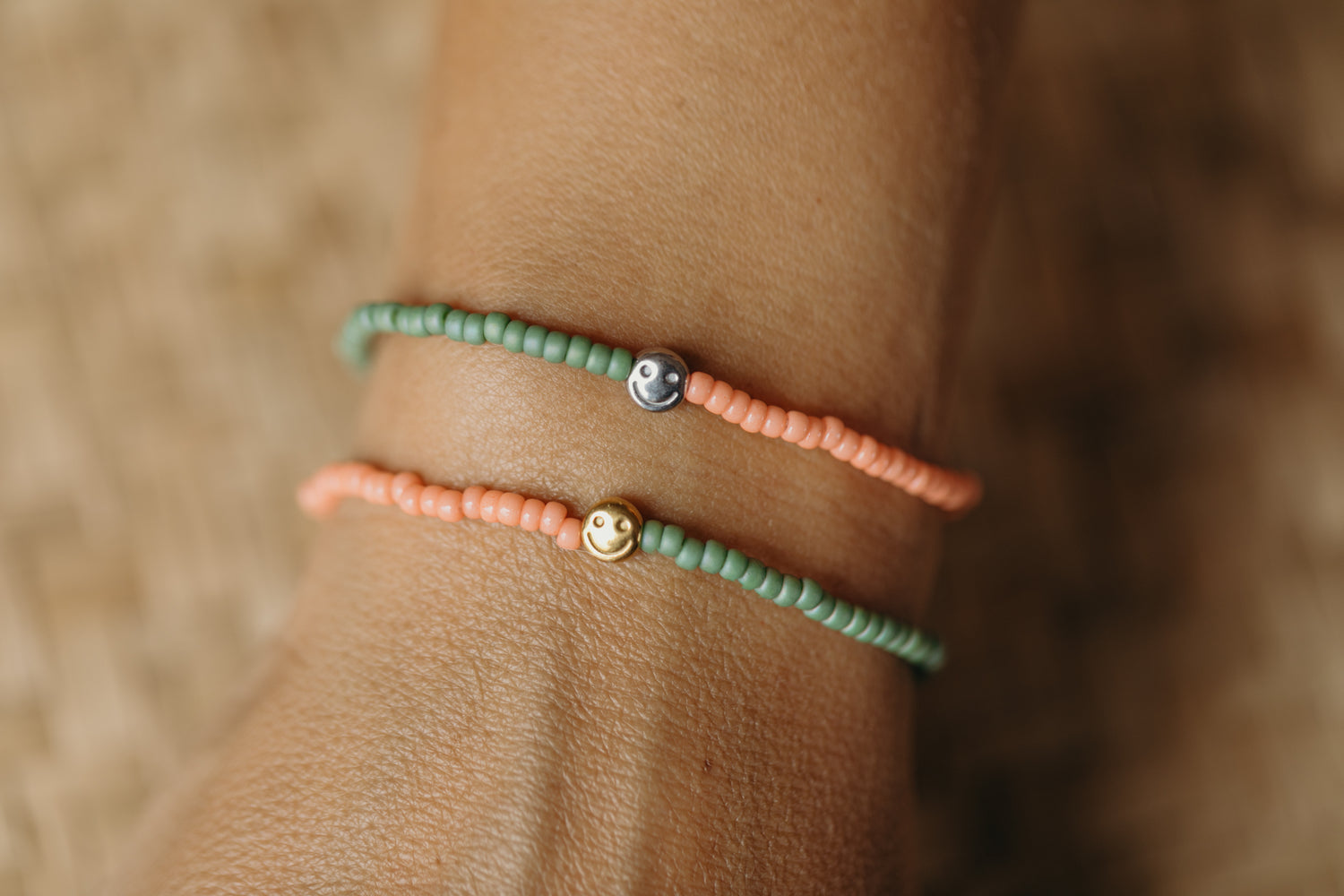 SMILEY - zweifarbiges Armband mit Miyuki Glasperlen - Koralle & Grün