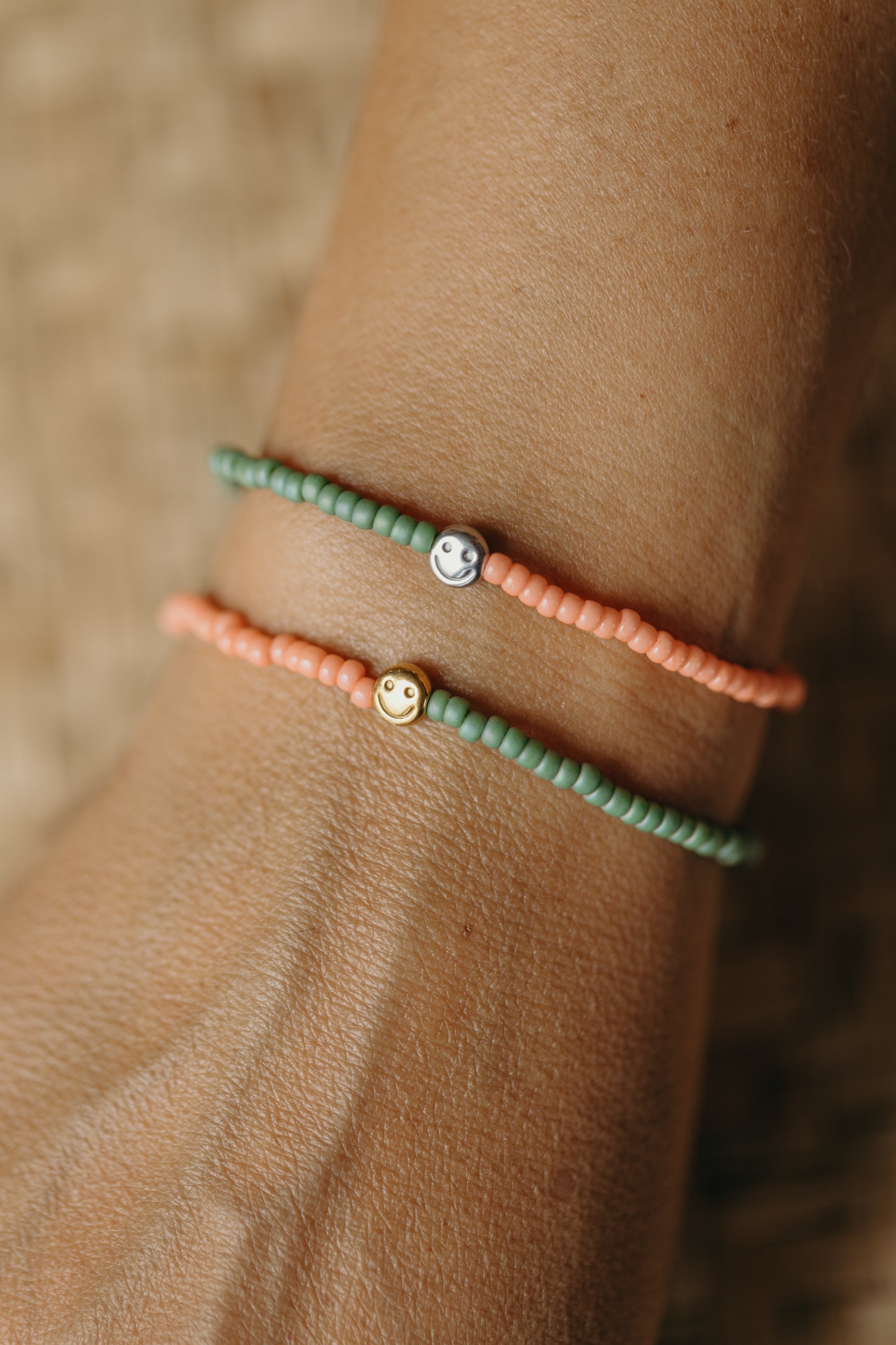 two-tone glass bead bracelet blue & cream
