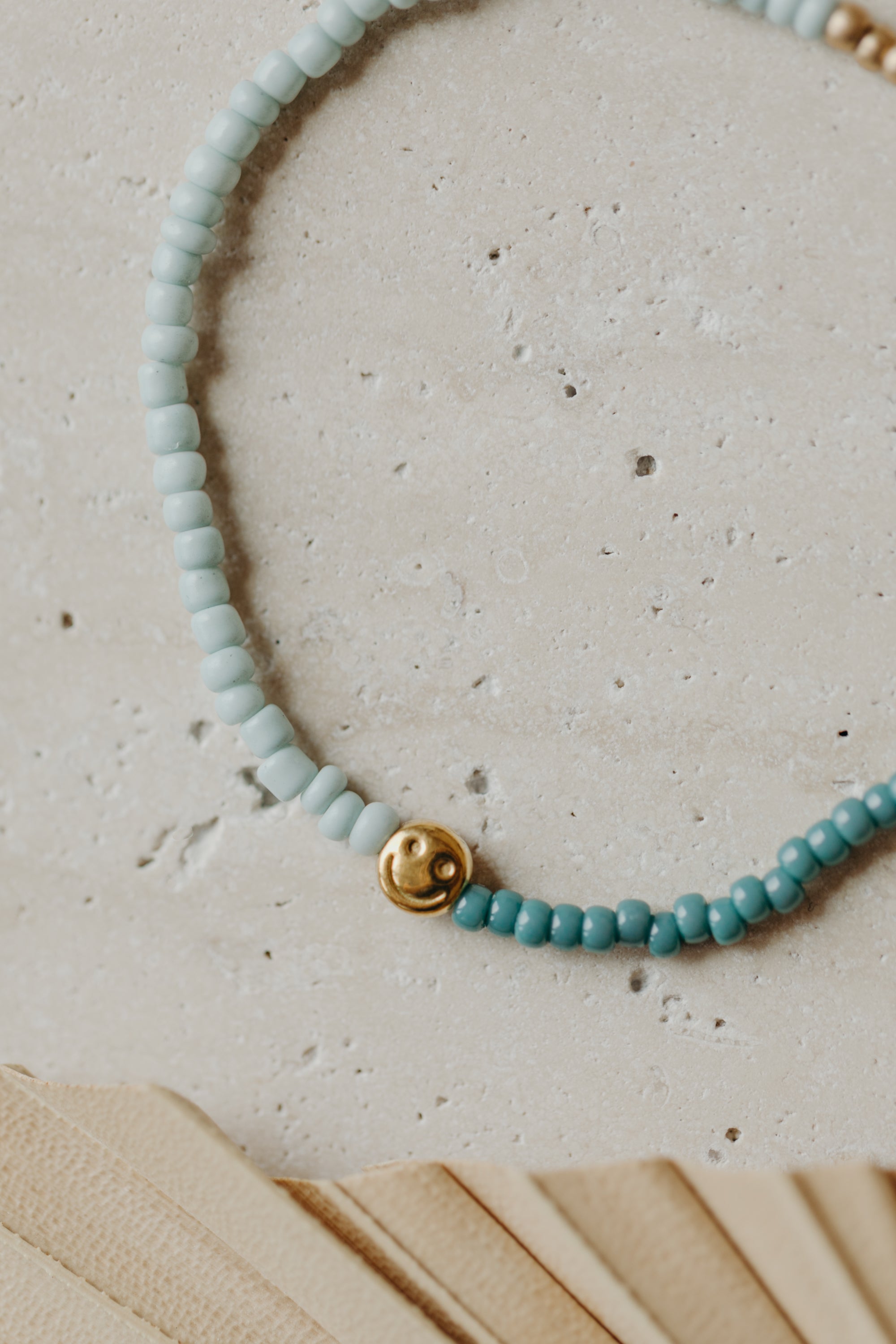 two-tone glass bead bracelet blue & cream