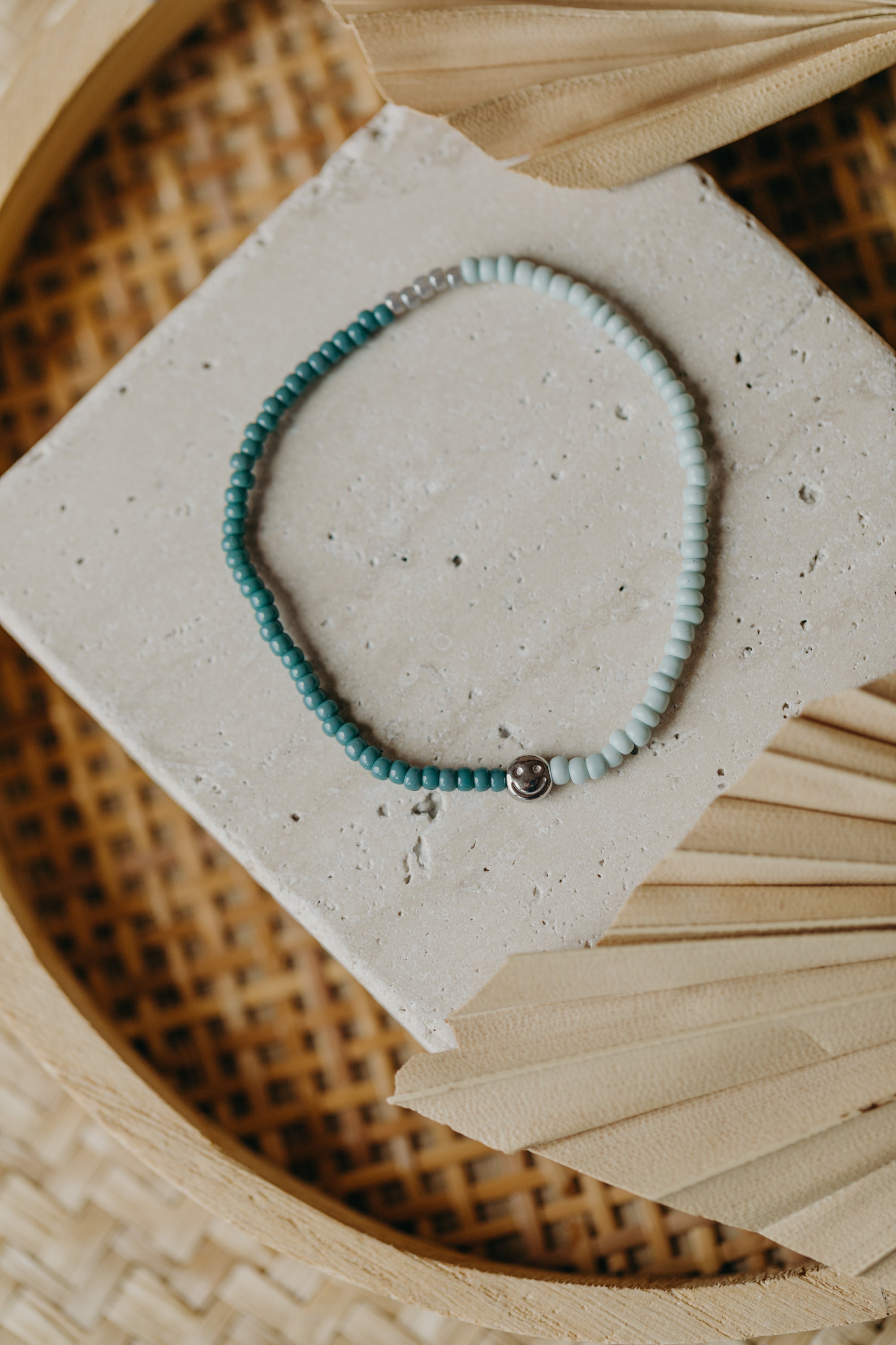 two-tone glass bead bracelet blue & cream