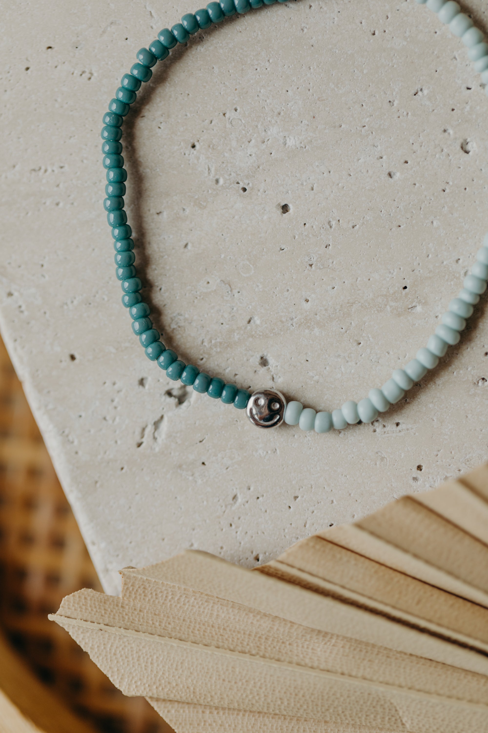 two-tone glass bead bracelet blue & cream