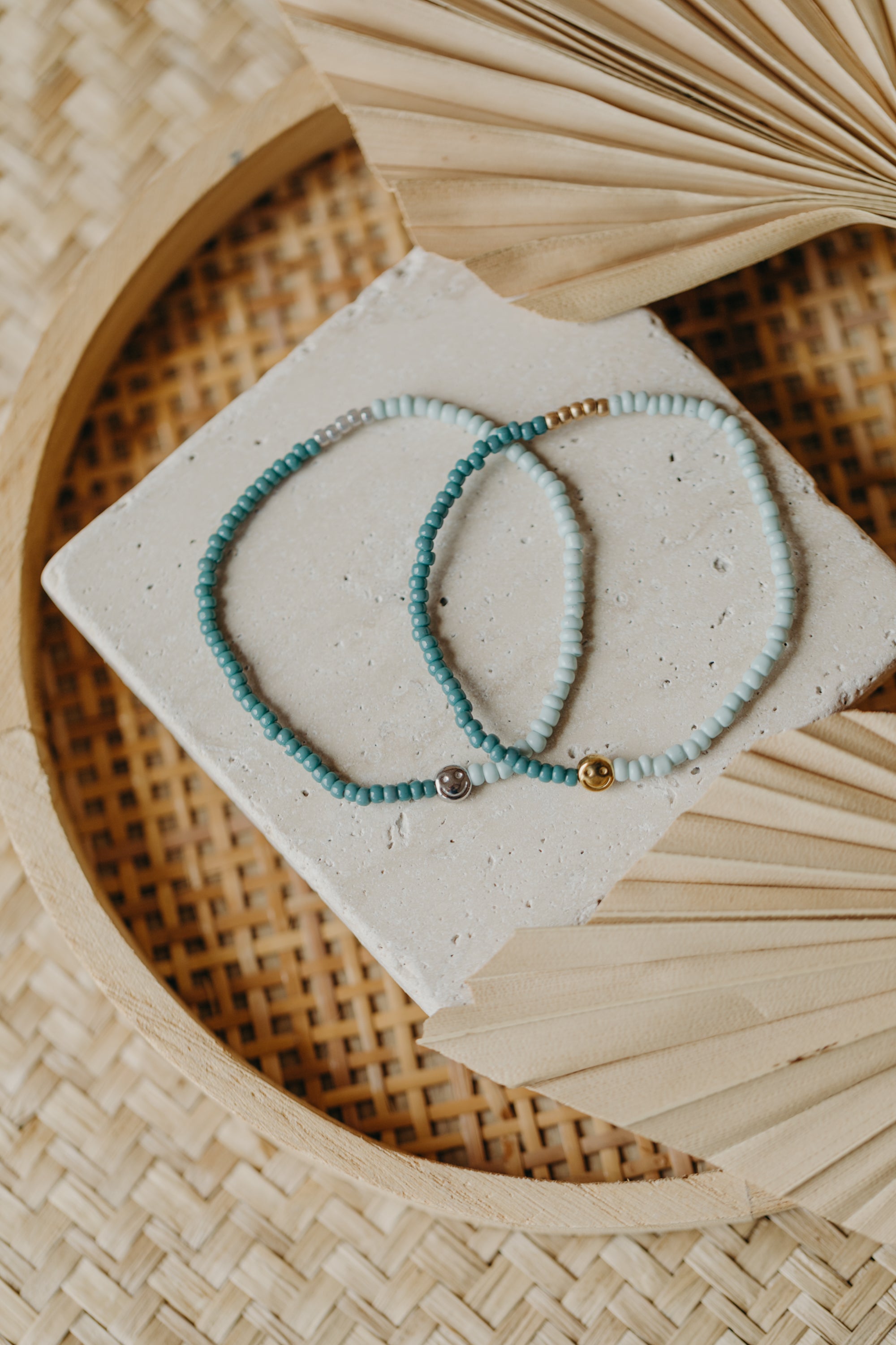 two-tone glass bead bracelet blue & cream