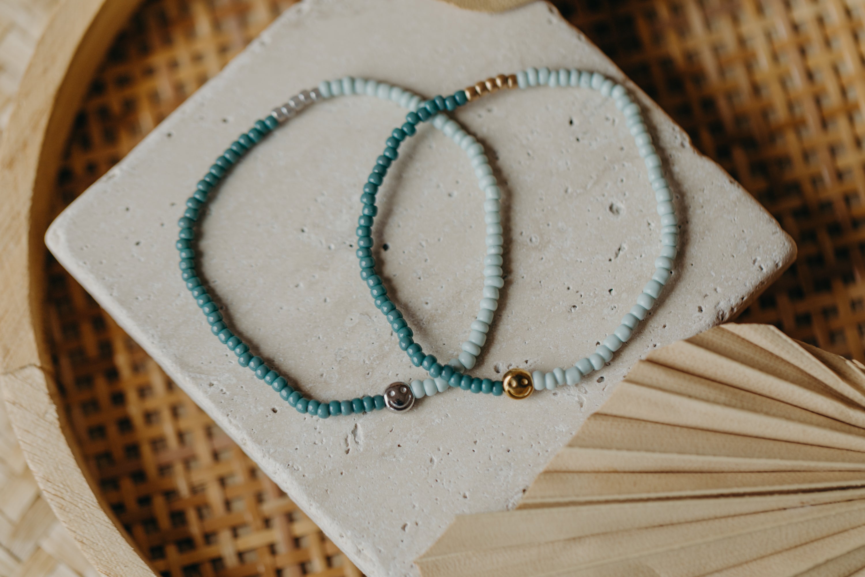 two-tone glass bead bracelet blue & cream