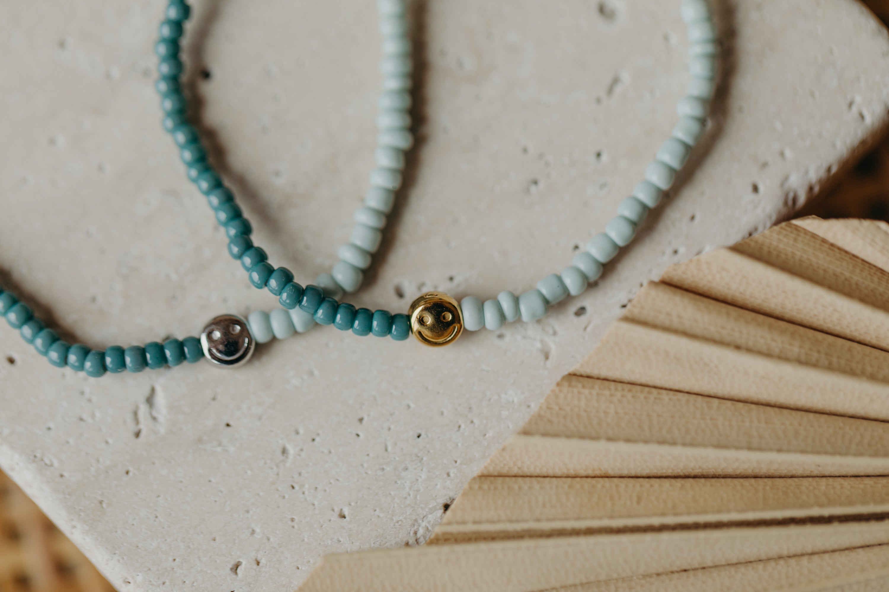 two-tone glass bead bracelet blue & cream