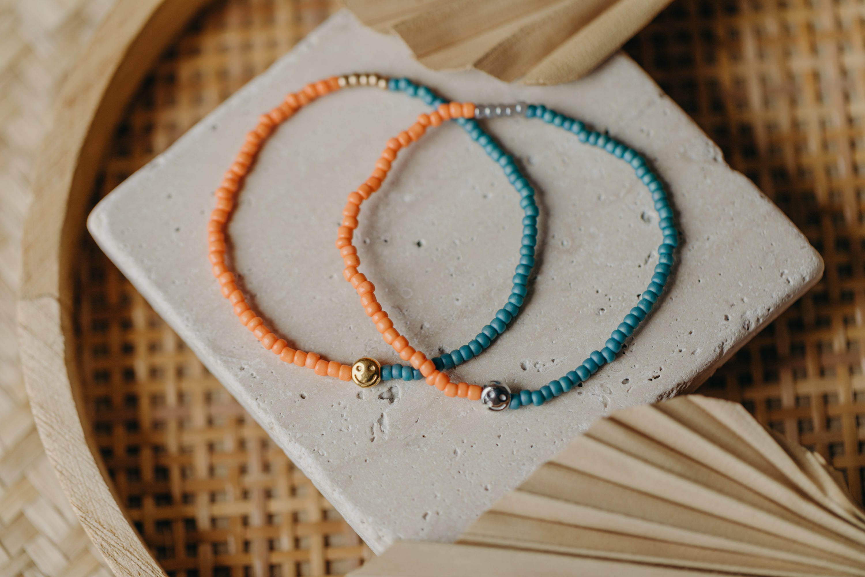 two-tone glass bead bracelet blue & cream