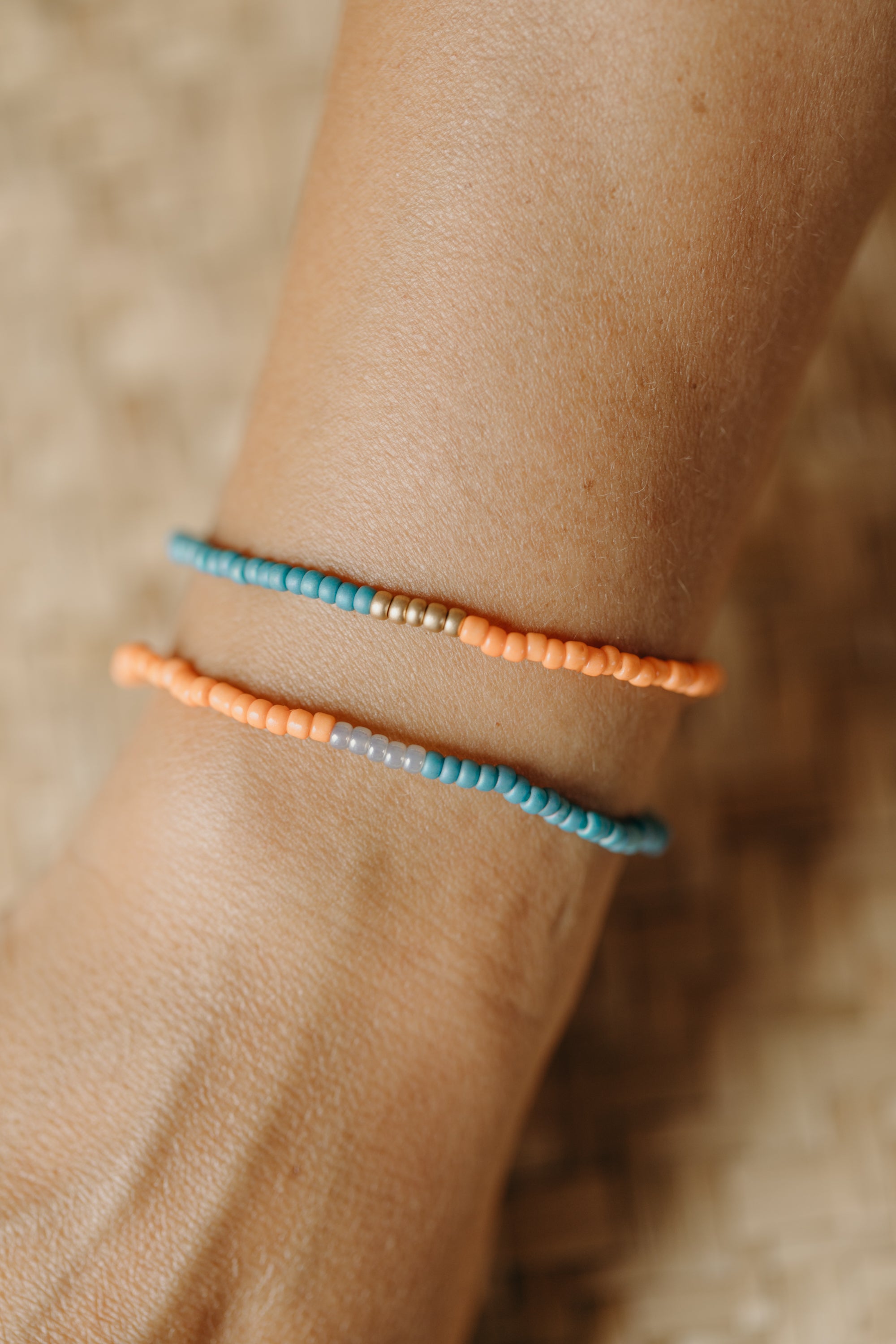 two-tone glass bead bracelet blue & cream