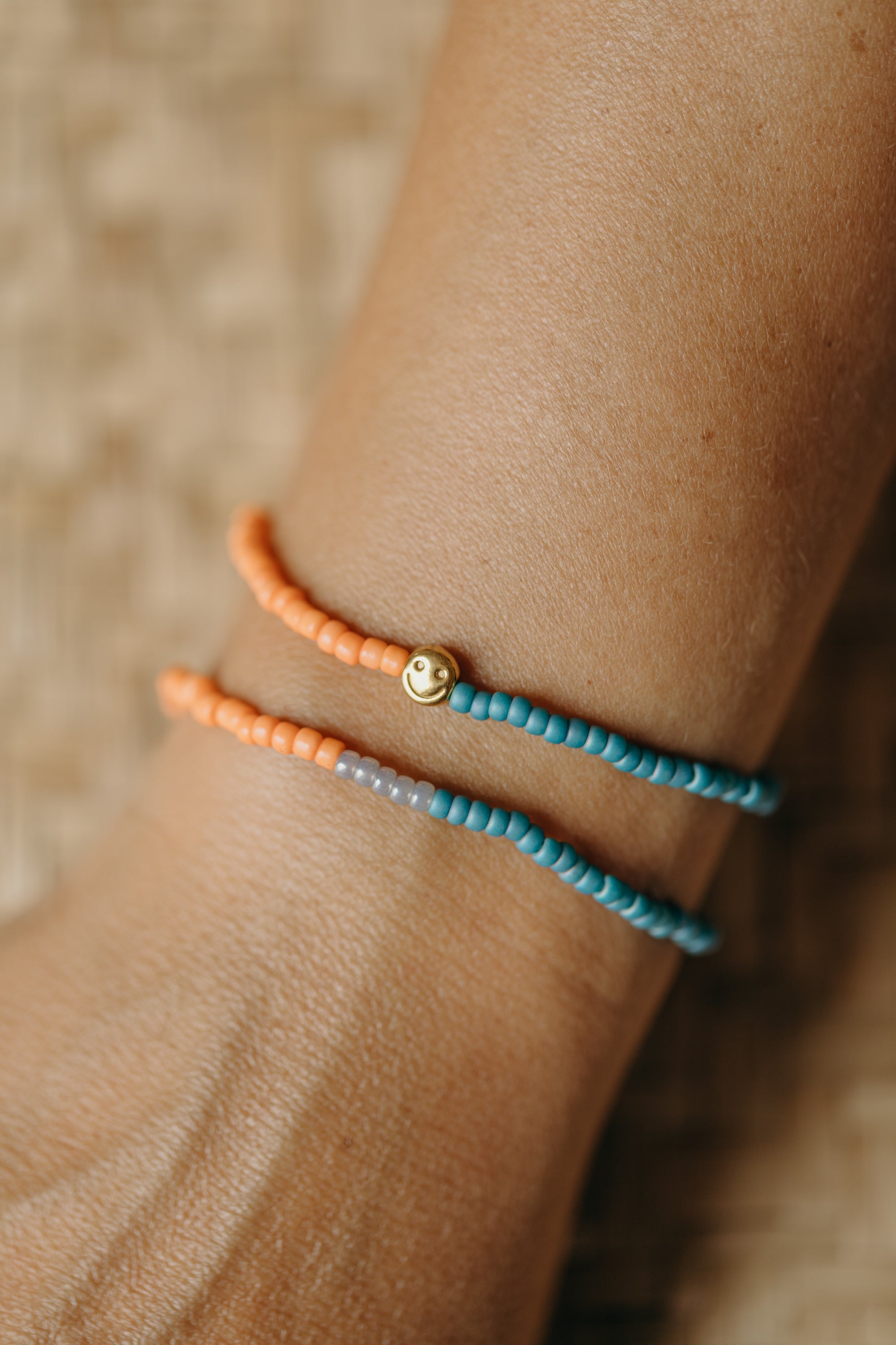 two-tone glass bead bracelet blue & cream