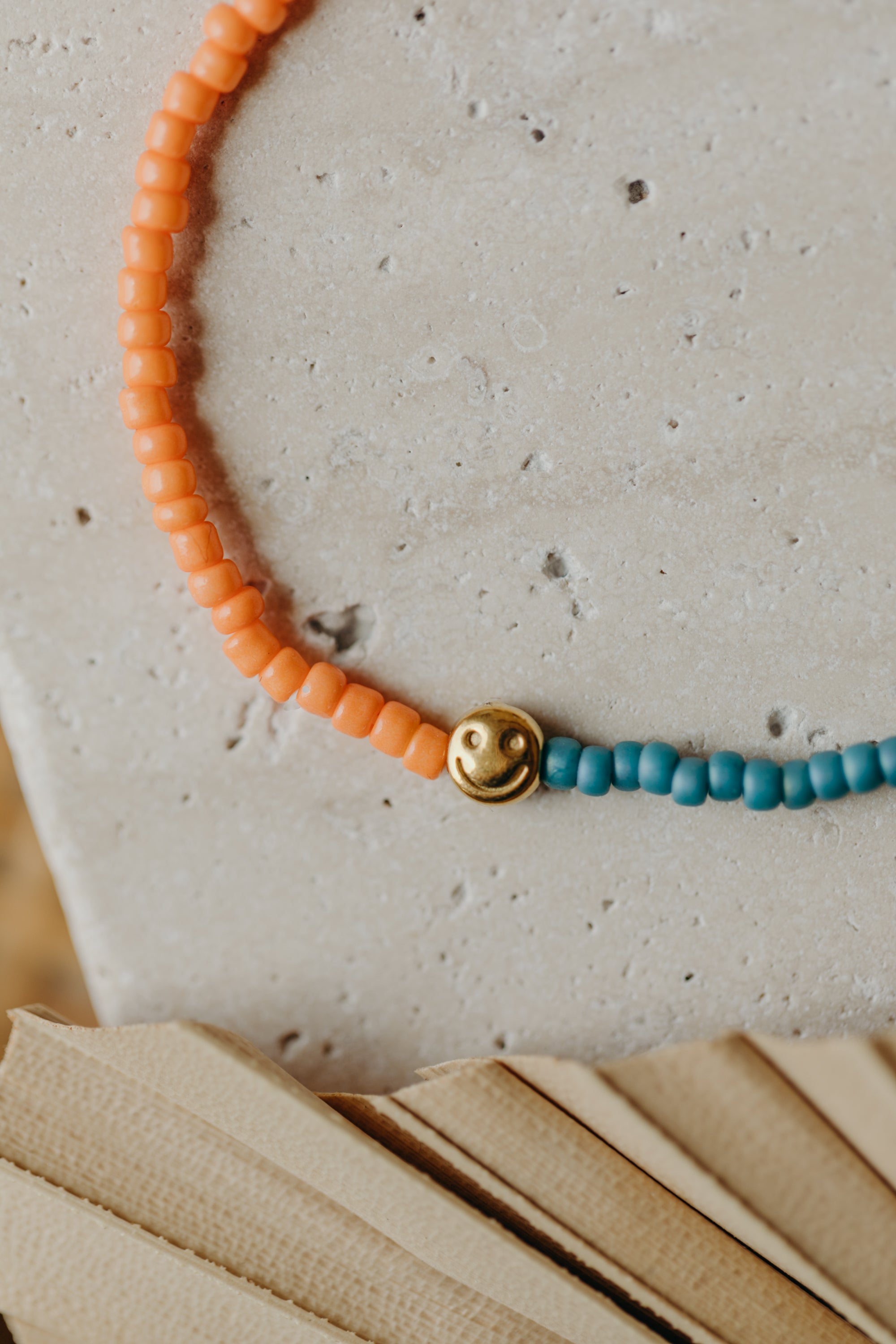 two-tone glass bead bracelet blue & cream